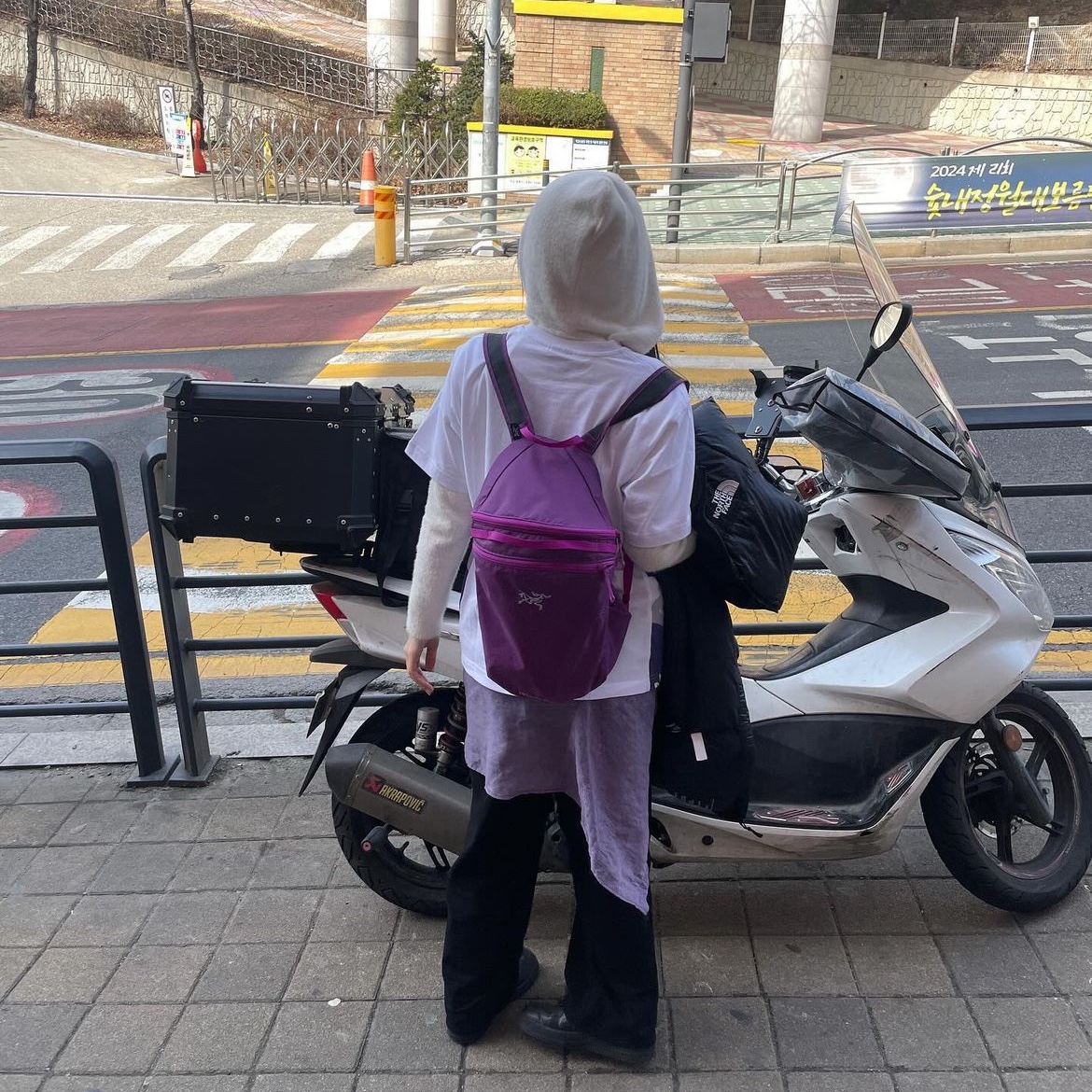 Arc'teryx Heliad 15 Backpack Groovie, Nike Air Force 1 '07 Low Triple Black 착용 스타일 - 1