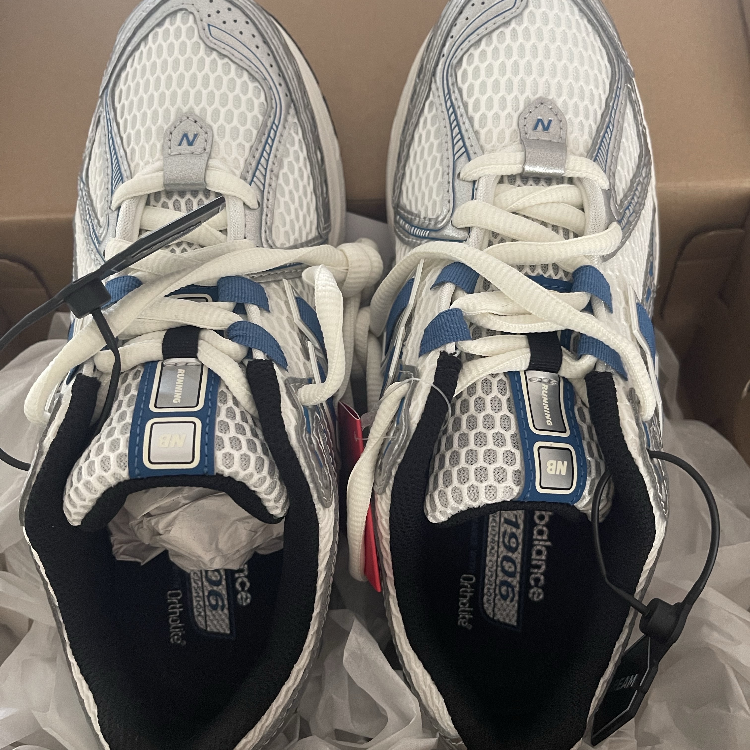 New Balance 1906R Silver Metallic Blue 착용 스타일
