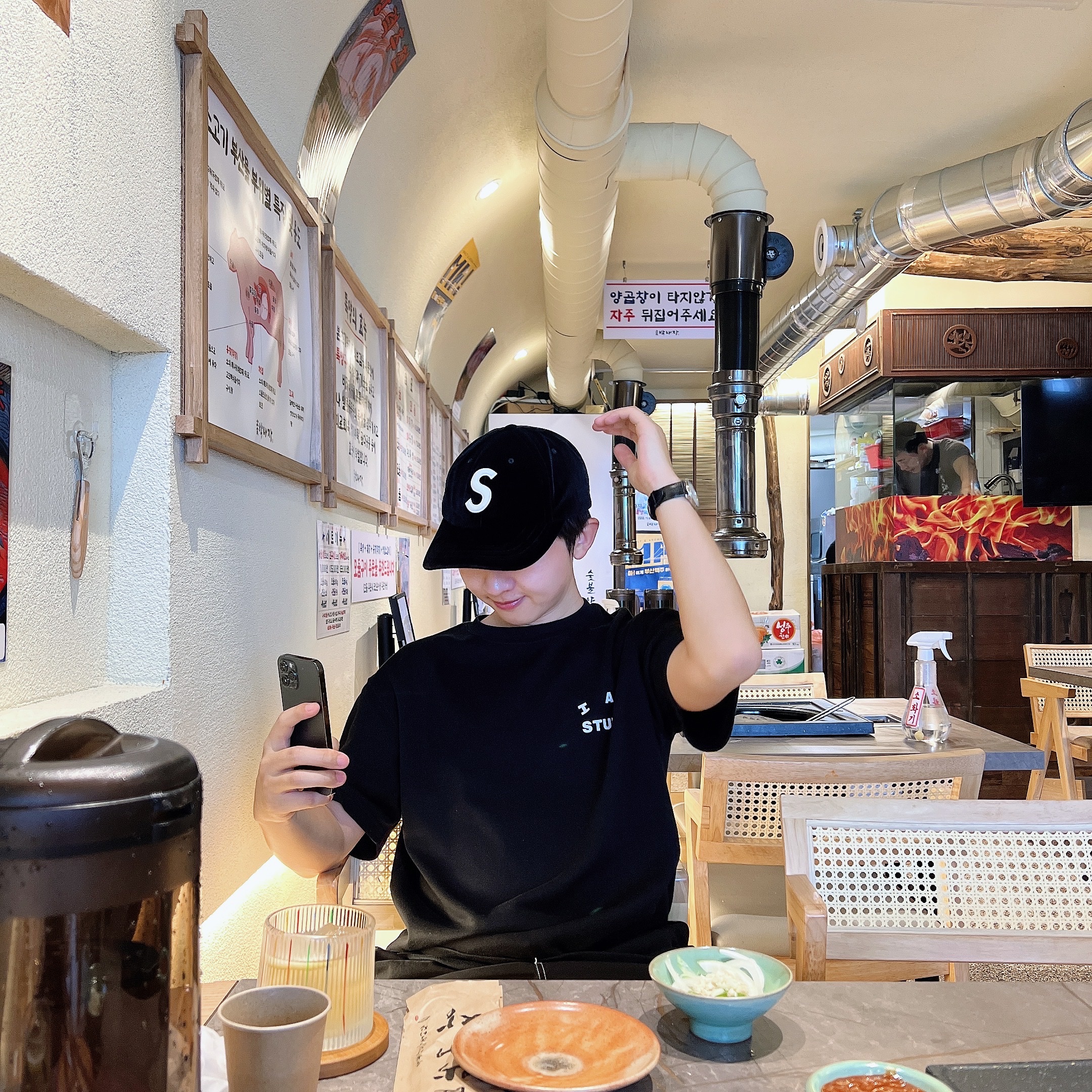 Human Made Stripe Oxford BD Shirt Blue, Supreme Velvet S Logo 6-Panel Cap Black - 20FW 착용 스타일 - 2