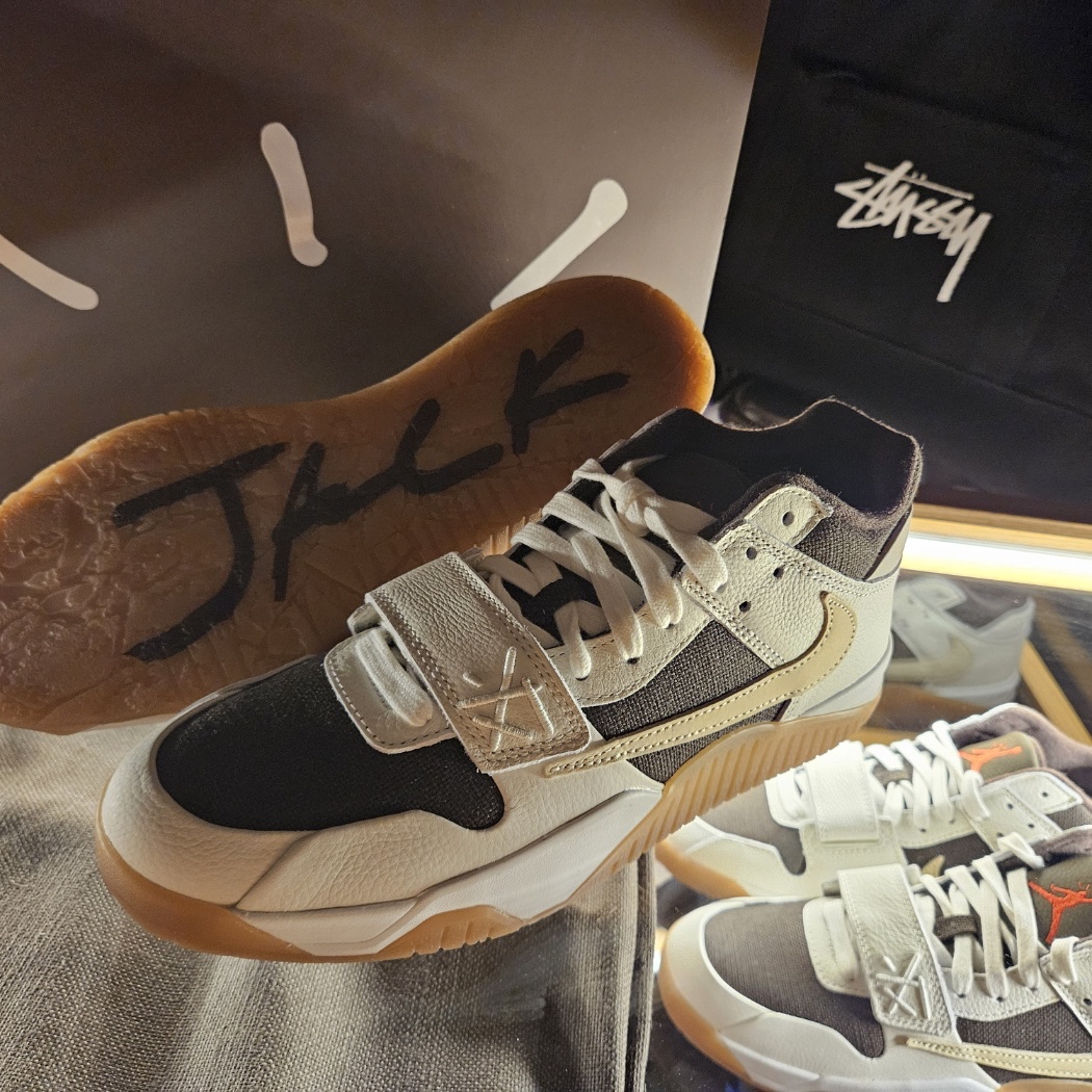 Jordan x Travis Scott Jumpman Jack TR Sail and Dark Mocha 착용 스타일 - 7