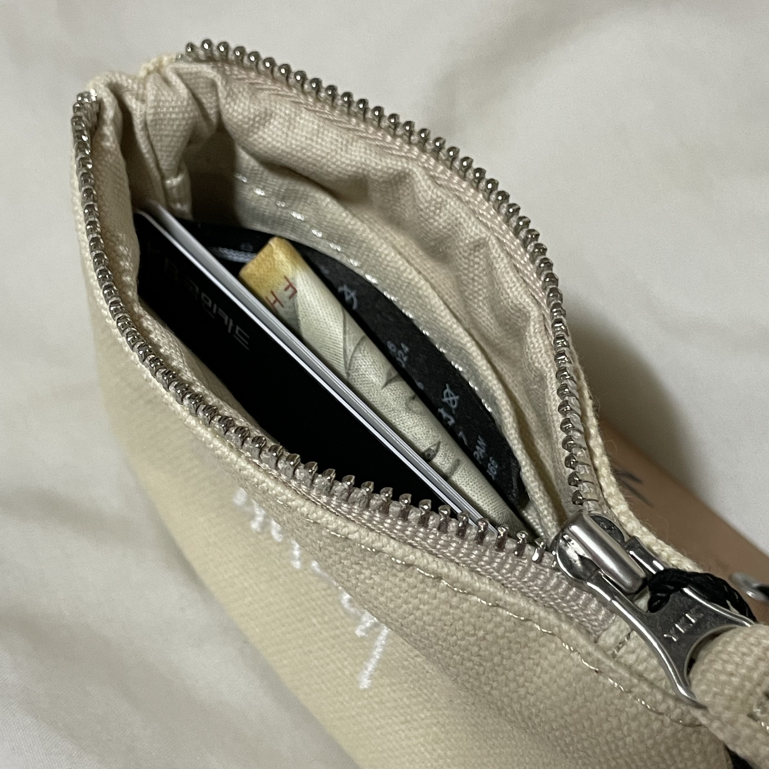 Stussy Canvas Coin Pouch Natural 착용 스타일 - 4