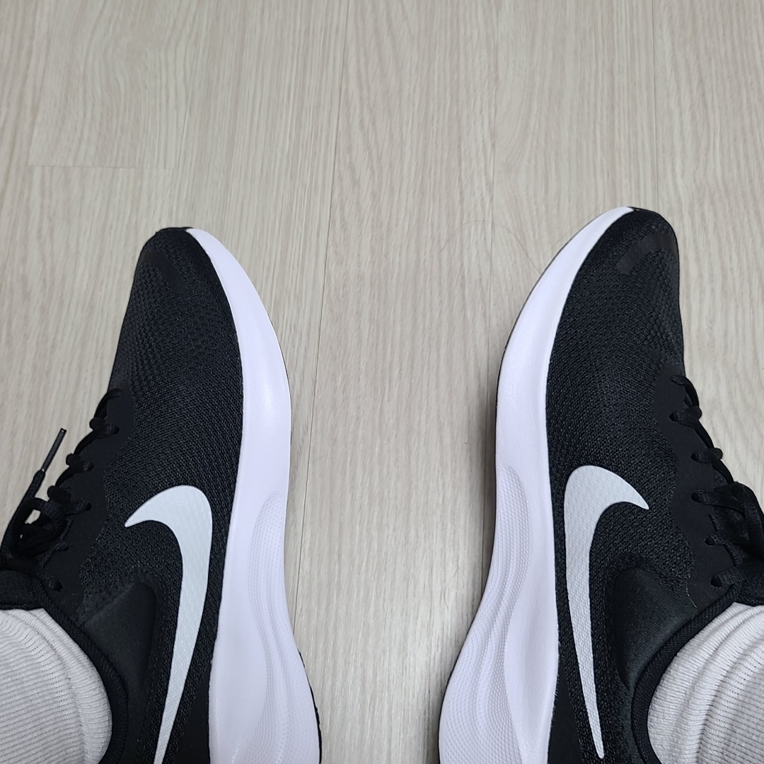 Nike Revolution 7 Black White 착용 스타일