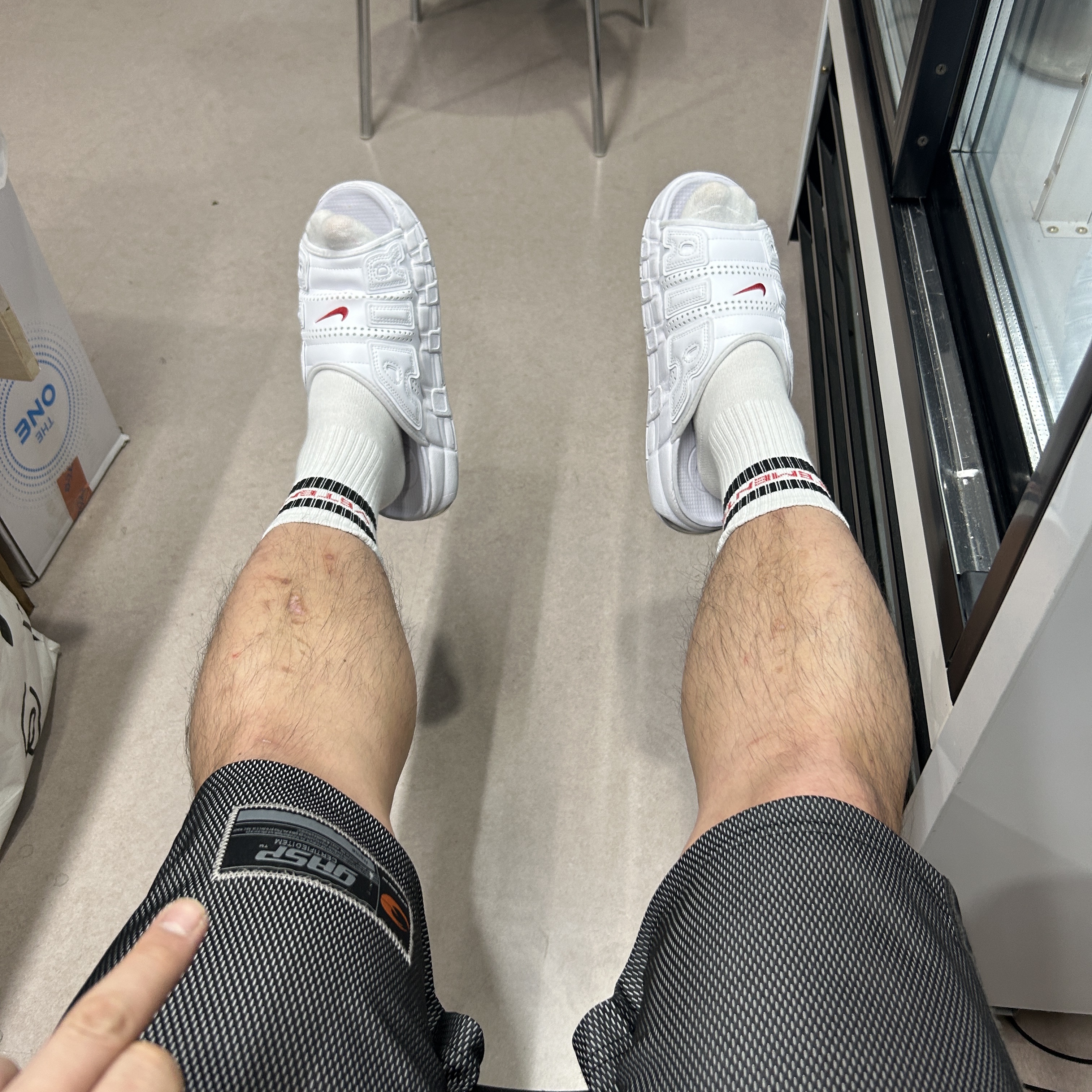(W) Nike Air More Uptempo Slide White University Red 착용 스타일