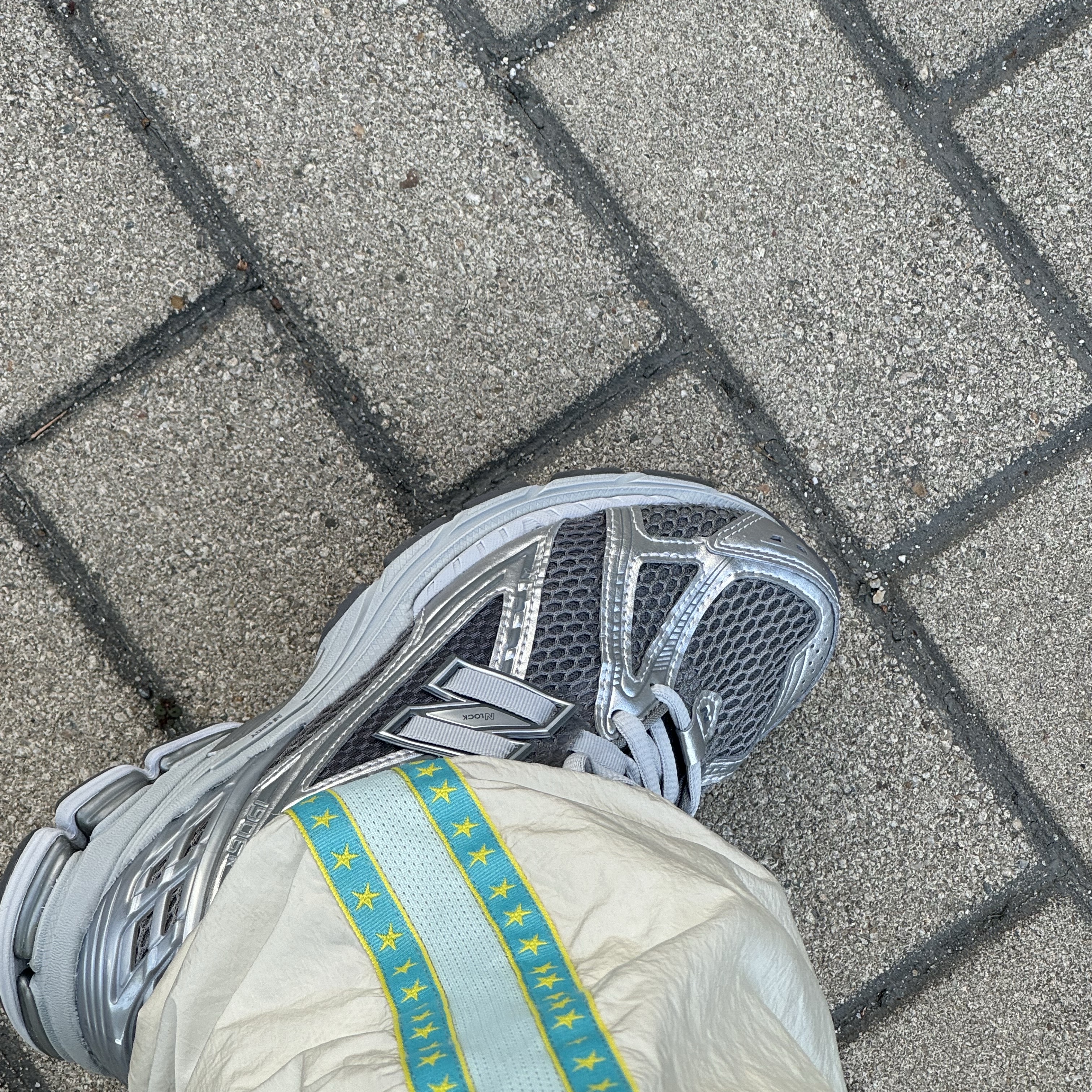 New Balance 1906R Harbor Grey Silver Metalic 착용 스타일 - 2