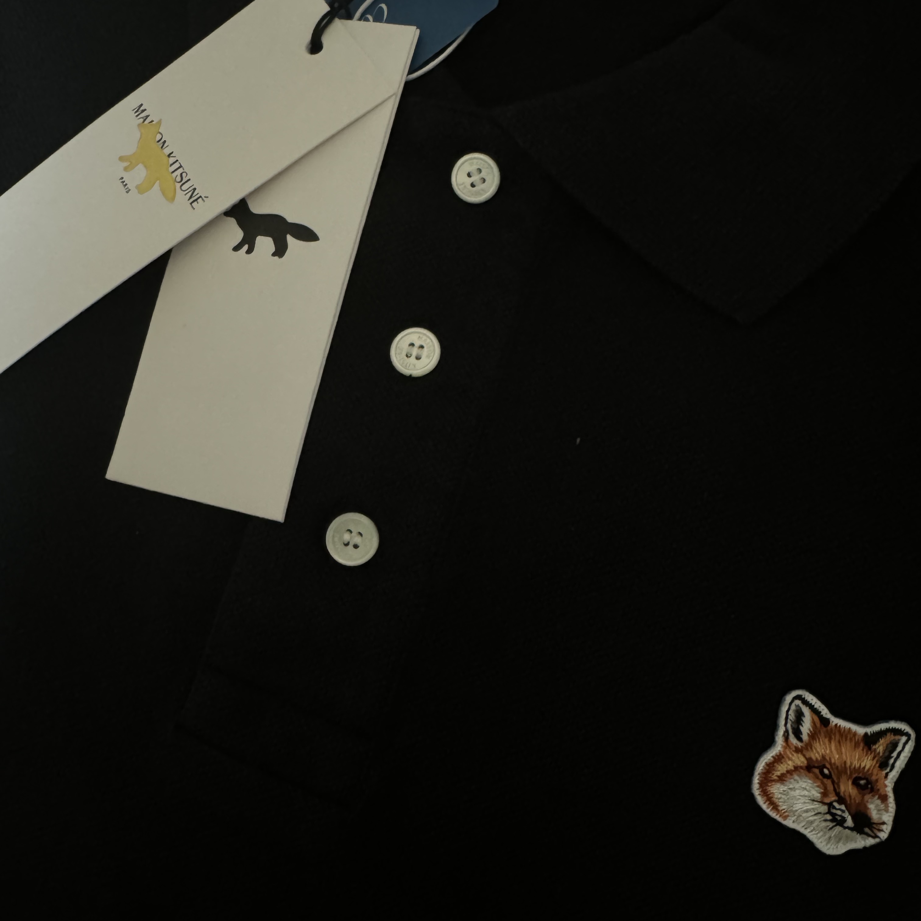 Maison Kitsune Fox Head Patch Classic Polo Black 착용 스타일