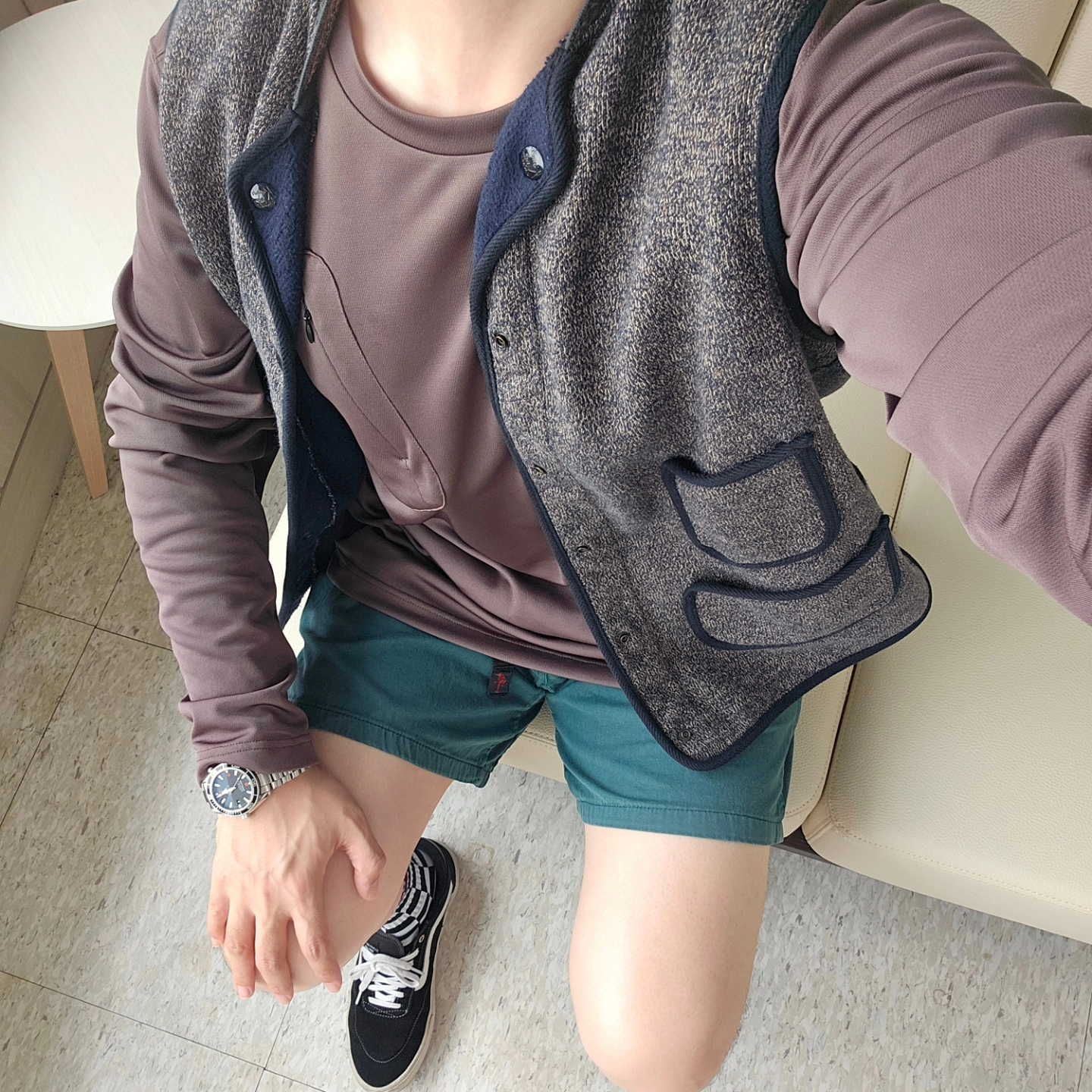 캐피탈 비치 플리스 비치 베스트 차콜, 오메가 씨마스터 플래닛 오션 600M 코 액시얼 마스터 크로노미터 스틸 블랙 착용 스타일 - 3