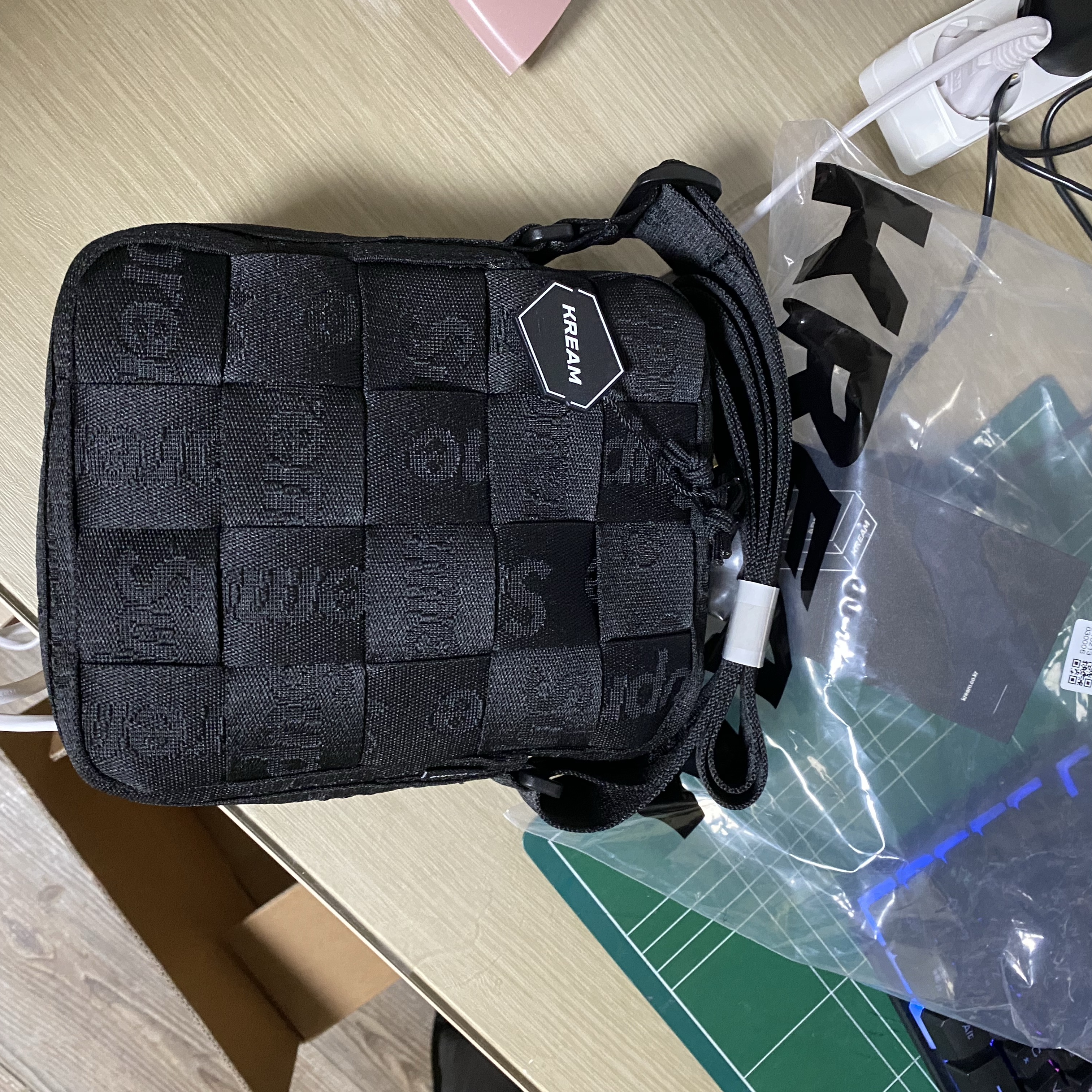 Supreme Woven Shoulder Bag Black - 23SS 착용 스타일