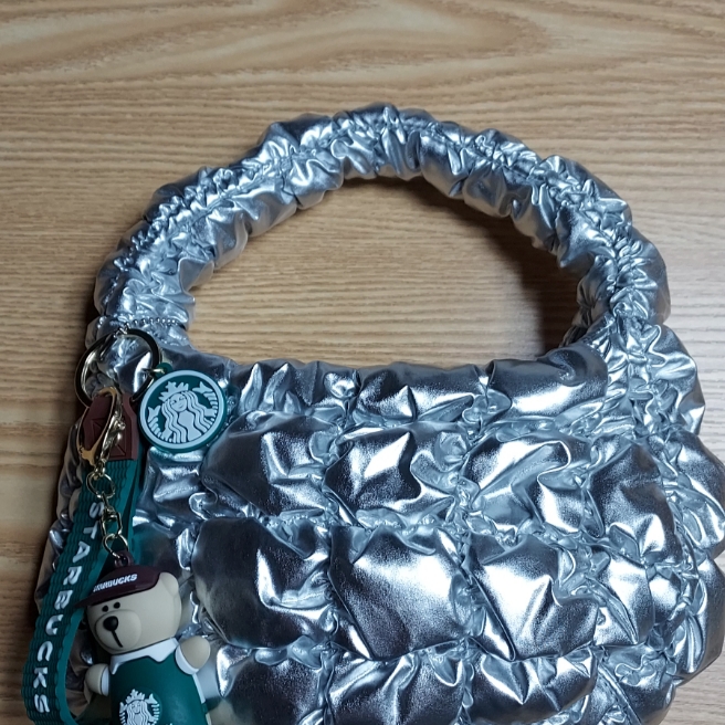 COS Quilted Micro Bag Silver 착용 스타일