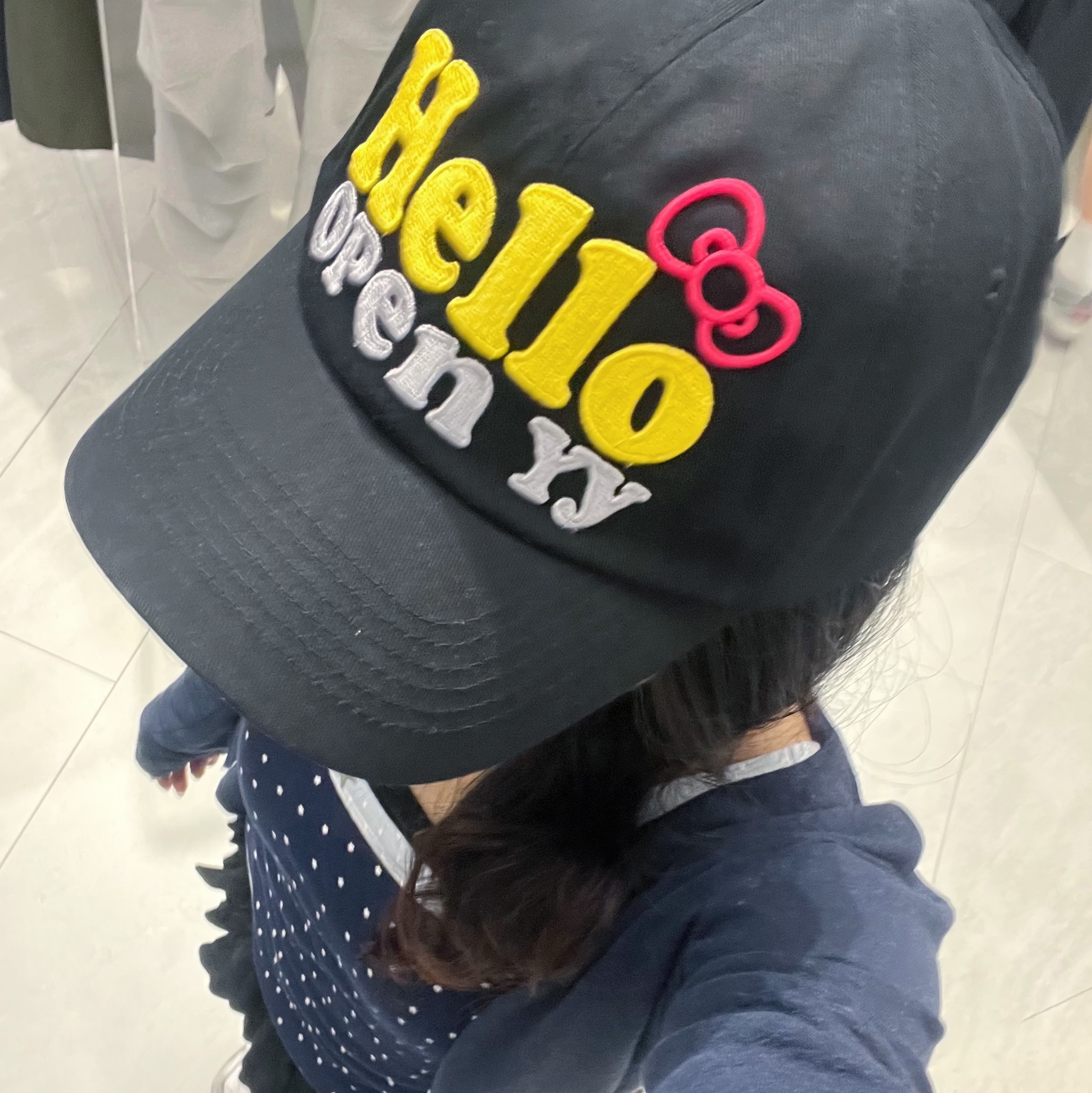 Open Yy x Hello Kitty Hello Ball Cap Black, Open Yy x Hello Kitty Hello Trucker Cap Blue 착용 스타일