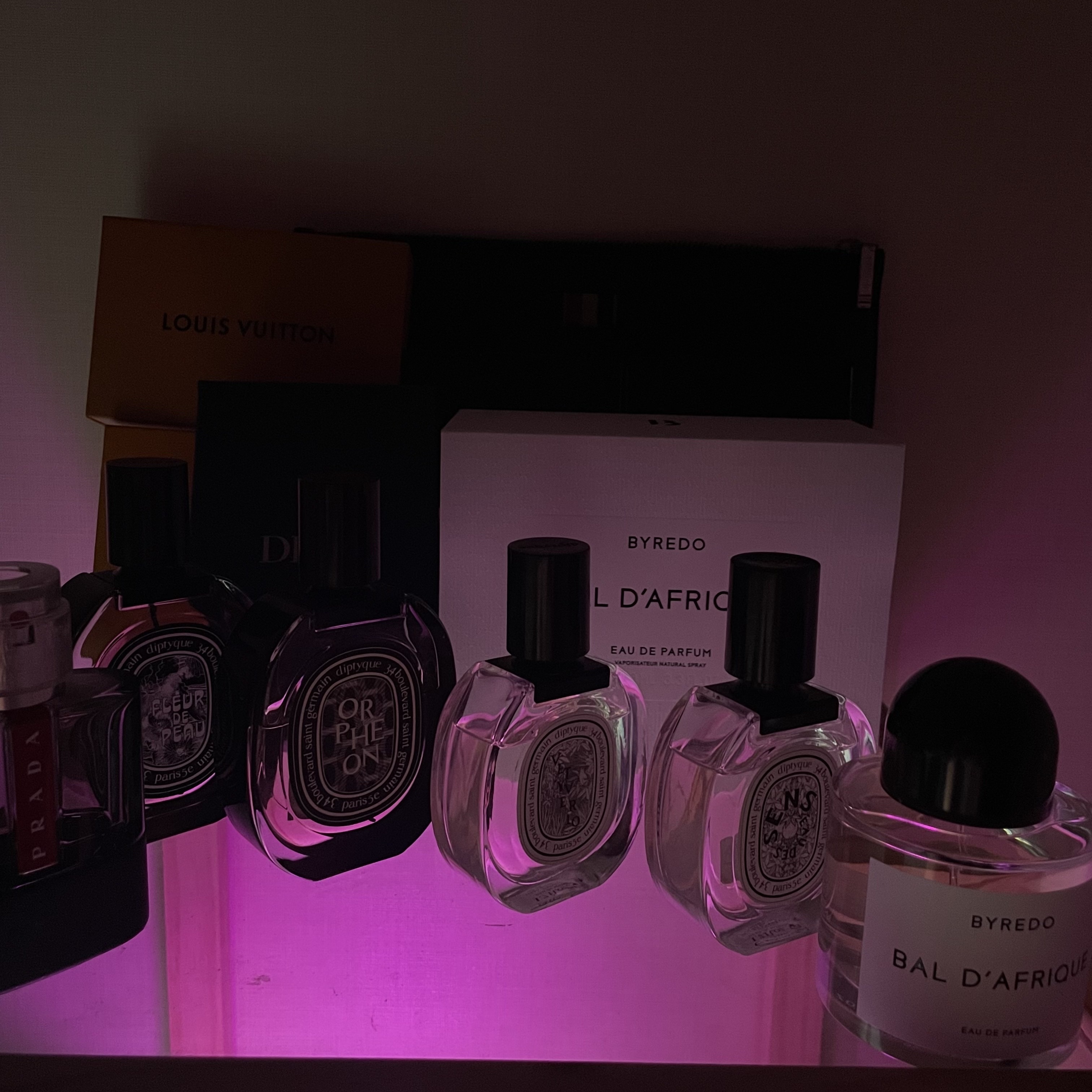 Diptyque Fleur De Peau Eau De Parfum 75ml, Dior Bi-Fold Card Holder Beige & Black Dior Oblique Jacquard 착용 스타일 - 3