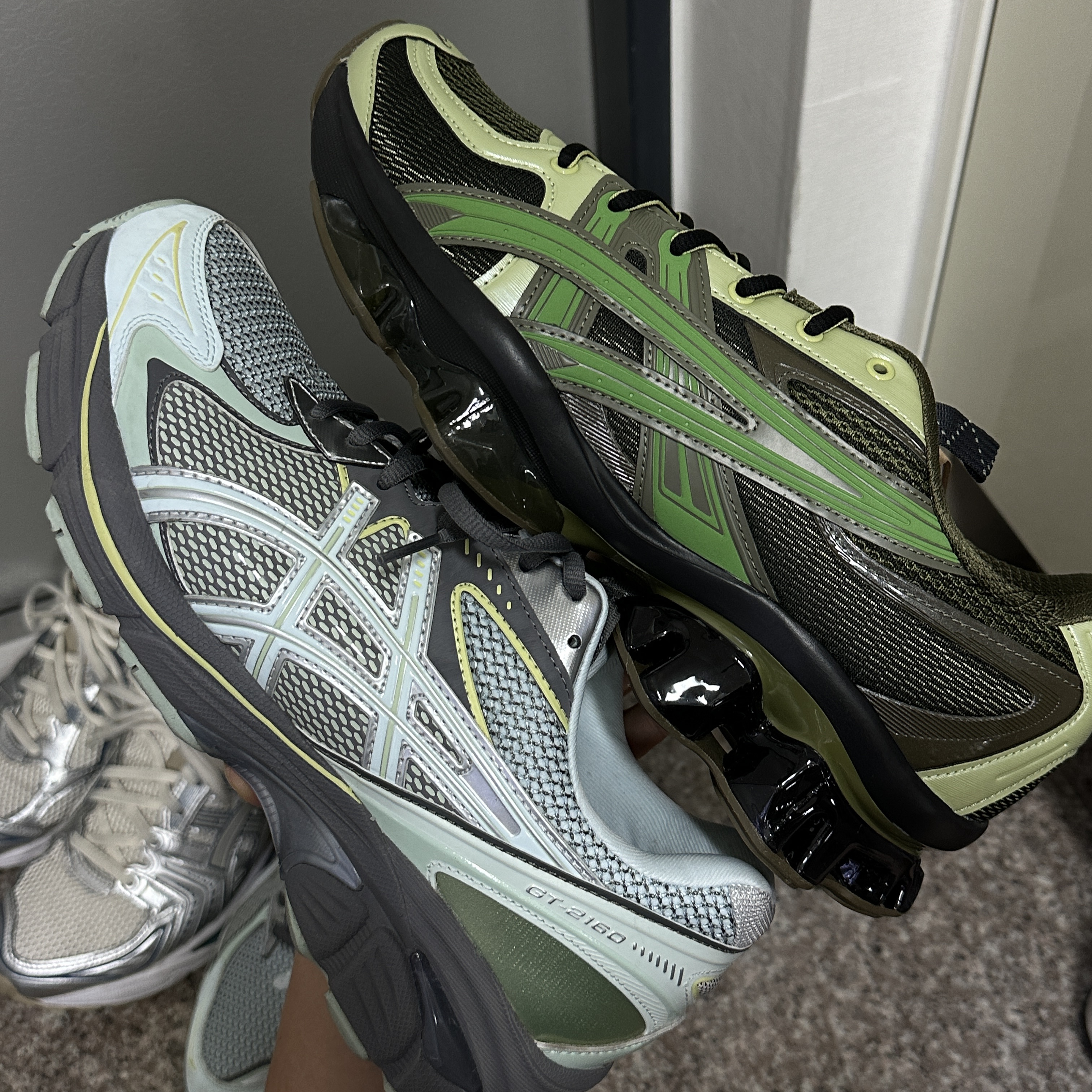 Asics US5-S Gel-Quantum Kinetic Moss Bamboo, Asics UB6-S GT-2160 Arctic Blue Carbon 착용 스타일 - 1