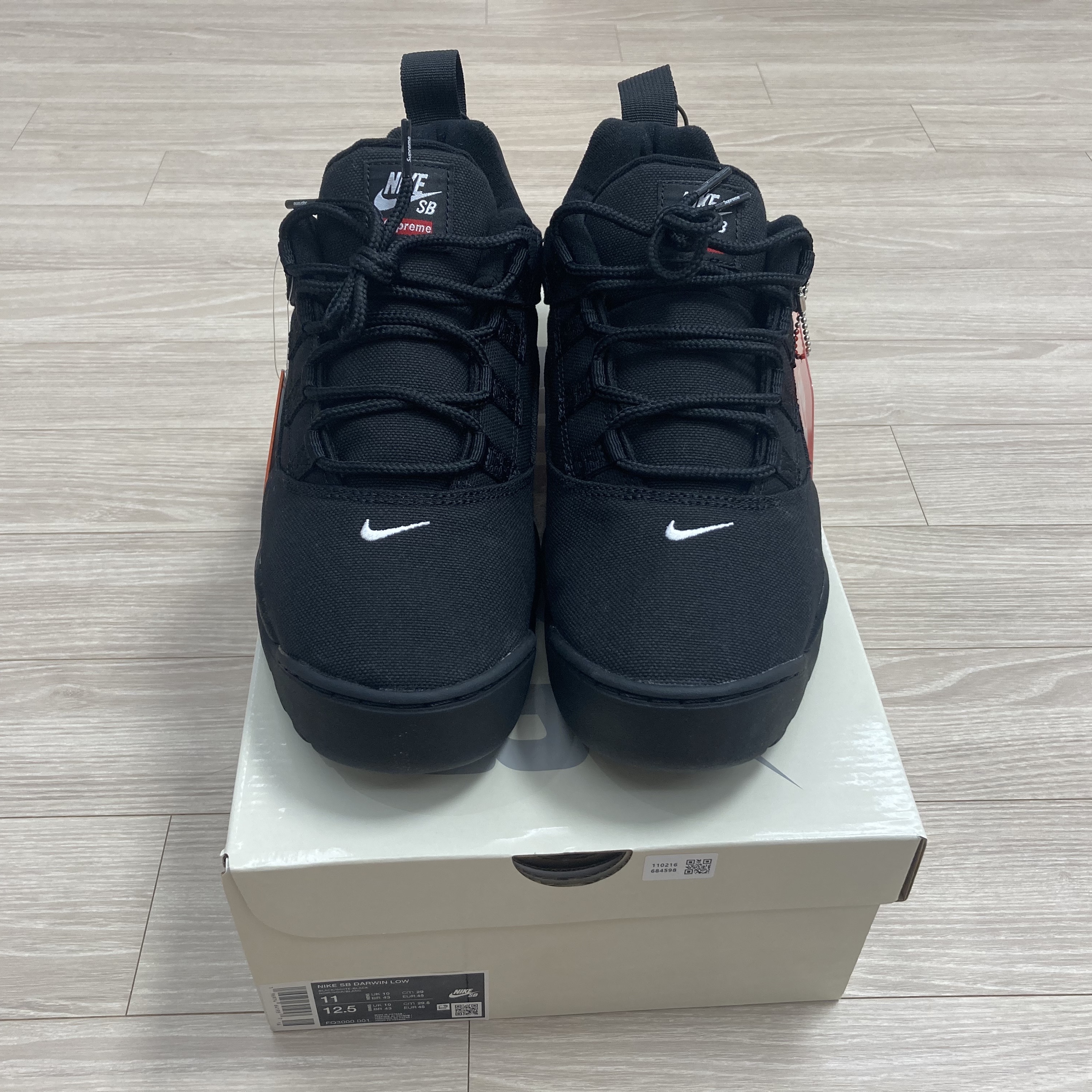 Nike x Supreme SB Darwin Low Black 착용 스타일 - 3