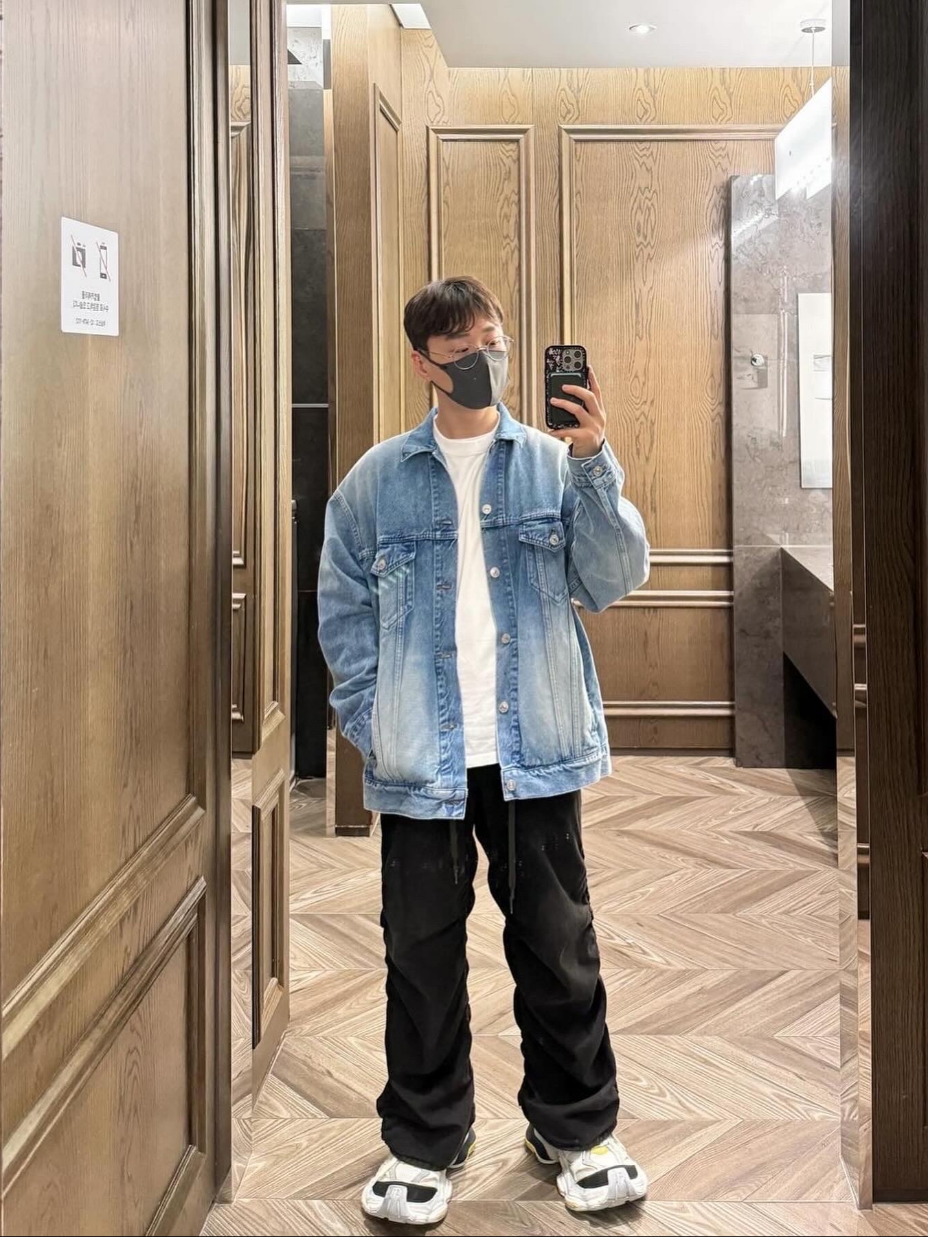 (W) Balenciaga Spray Paint Logo Jacket Denim, Balenciaga Cargo Sneakers Grey Black Yellow 착용 스타일 - 1