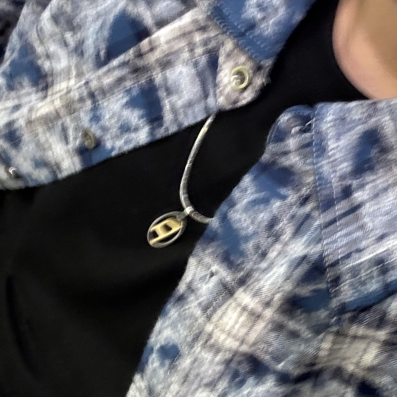 Diesel Dx1421 Two-Tone Stainless Steel Pendant Necklace Silver 착용 스타일 - 1