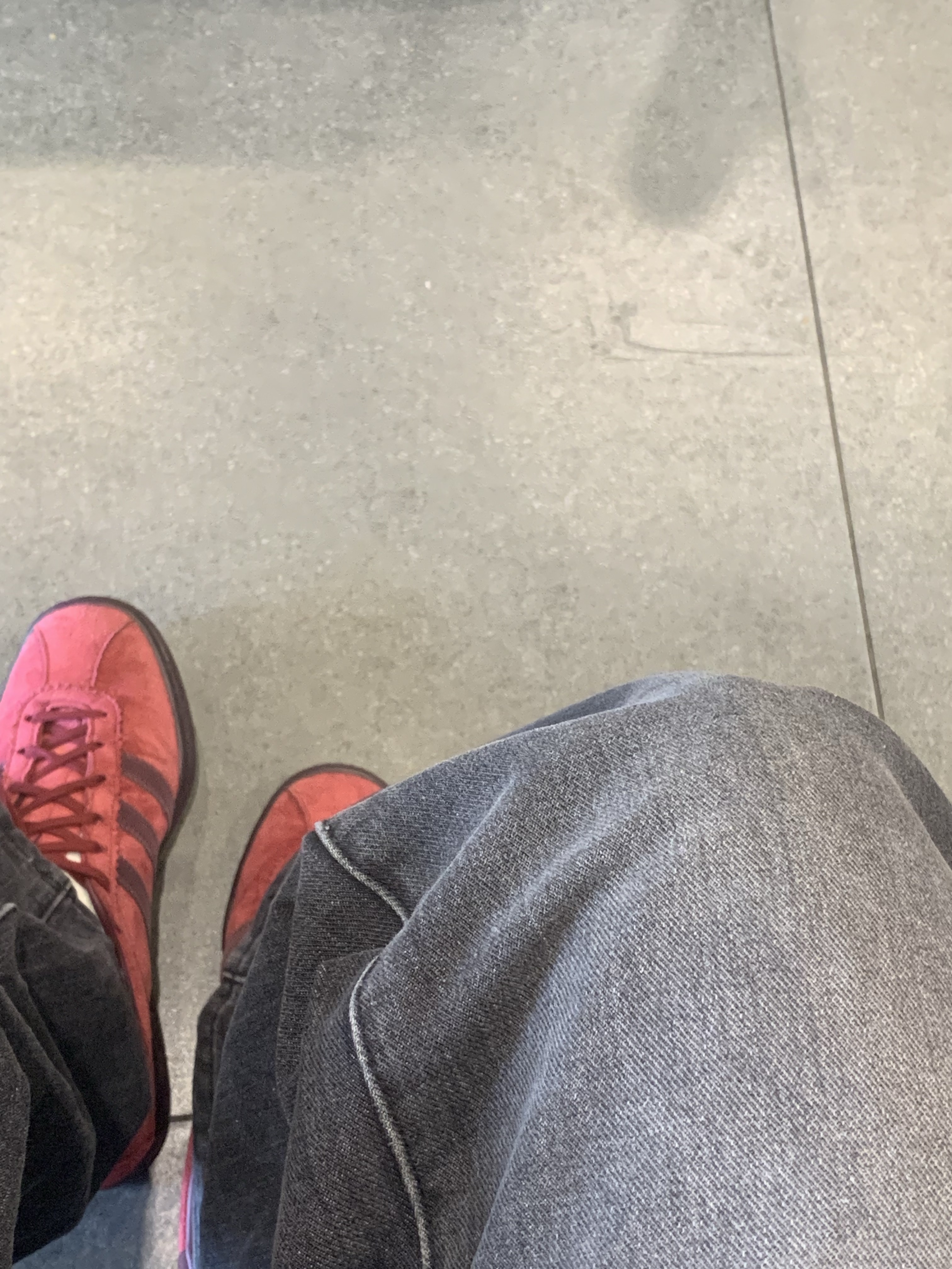 Adidas Tobacco Gruen Collegiate Burgundy 착용 스타일