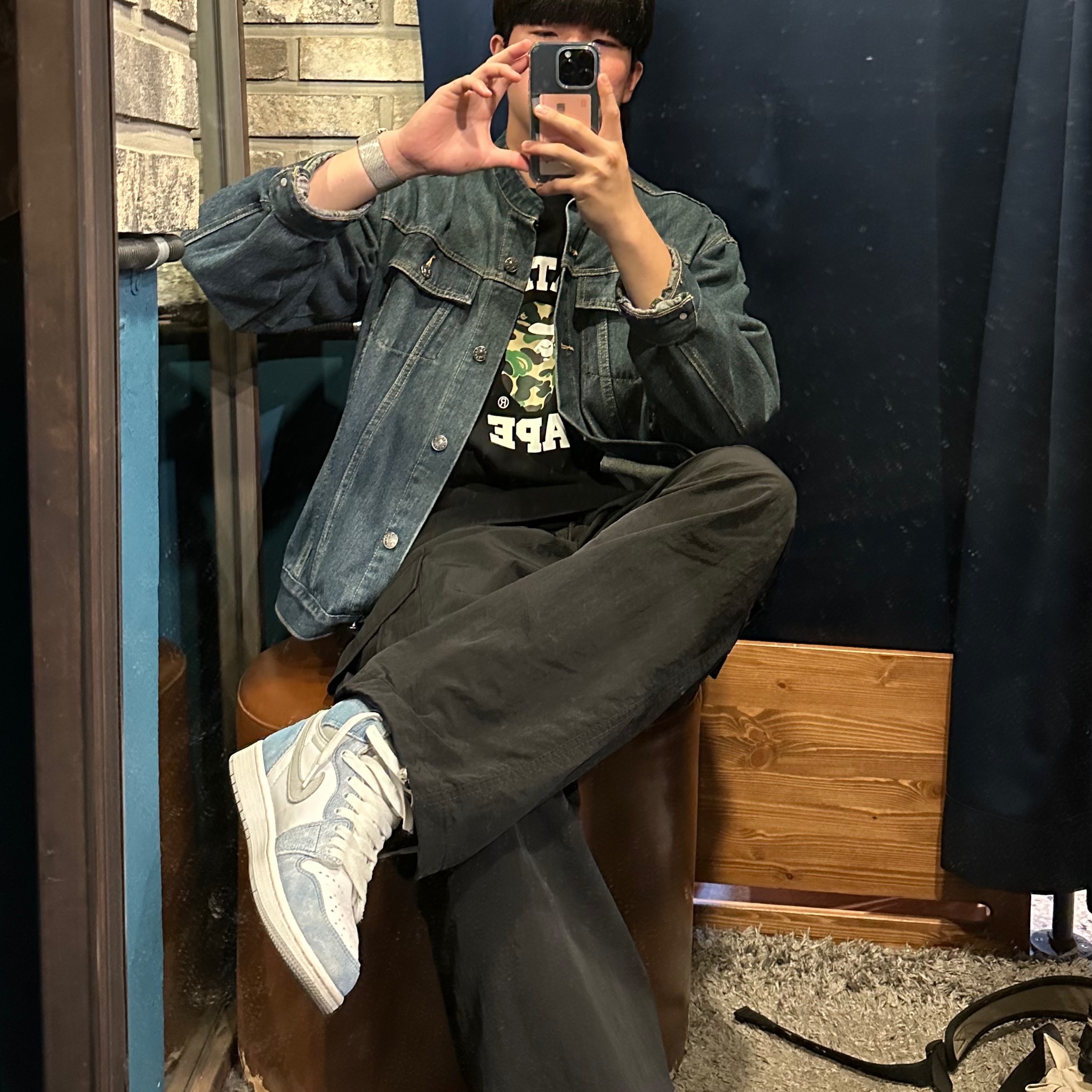 BAPE ABC Camo College T-Shirt Black Green, Jordan 1 Retro High OG Hyper Royal 착용 스타일 - 1