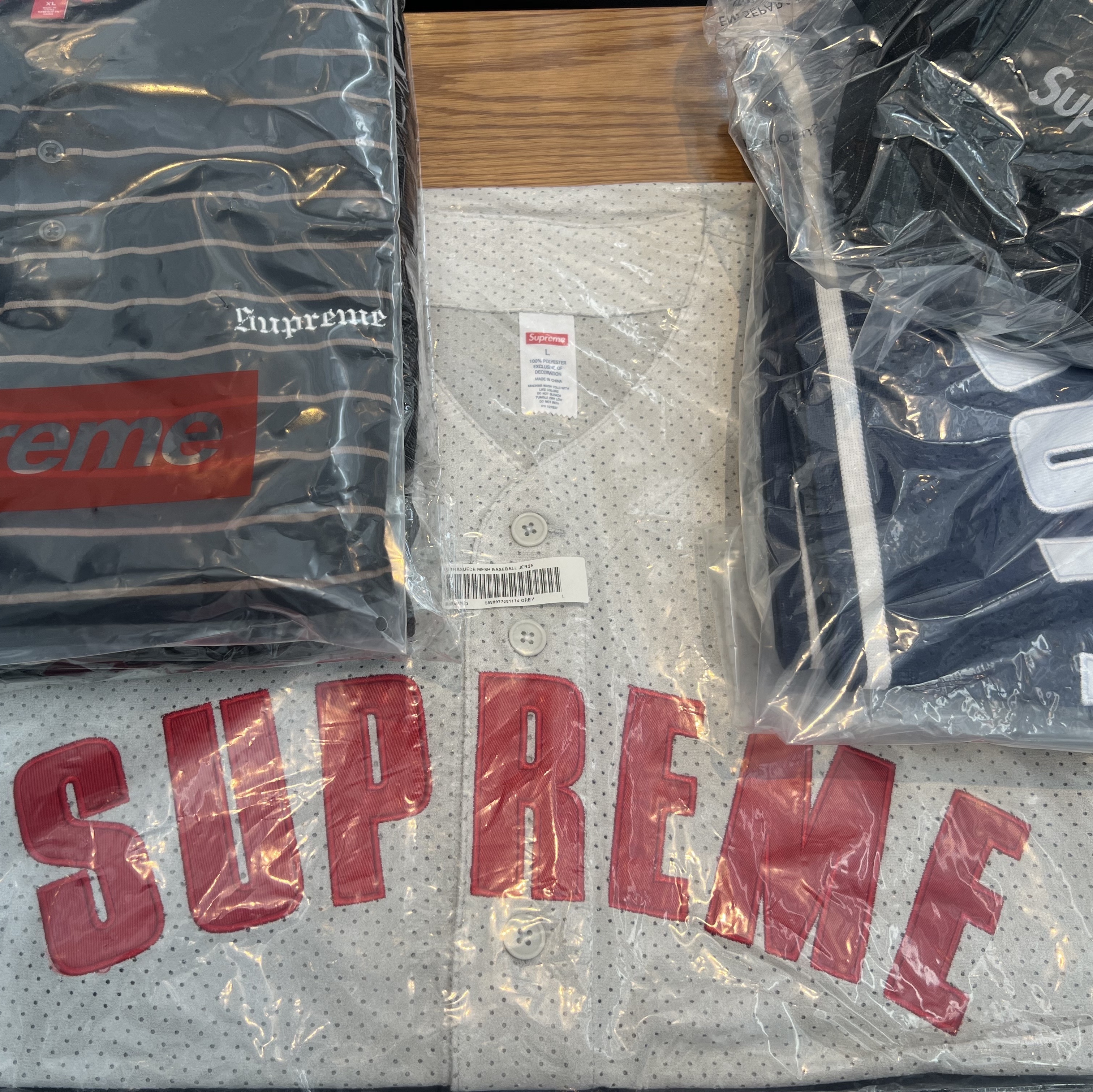 Supreme Ultrasuede Mesh Baseball Jersey Grey - 24SS, Supreme x Melvins Stripe S/S Polo Black - 24SS 착용 스타일