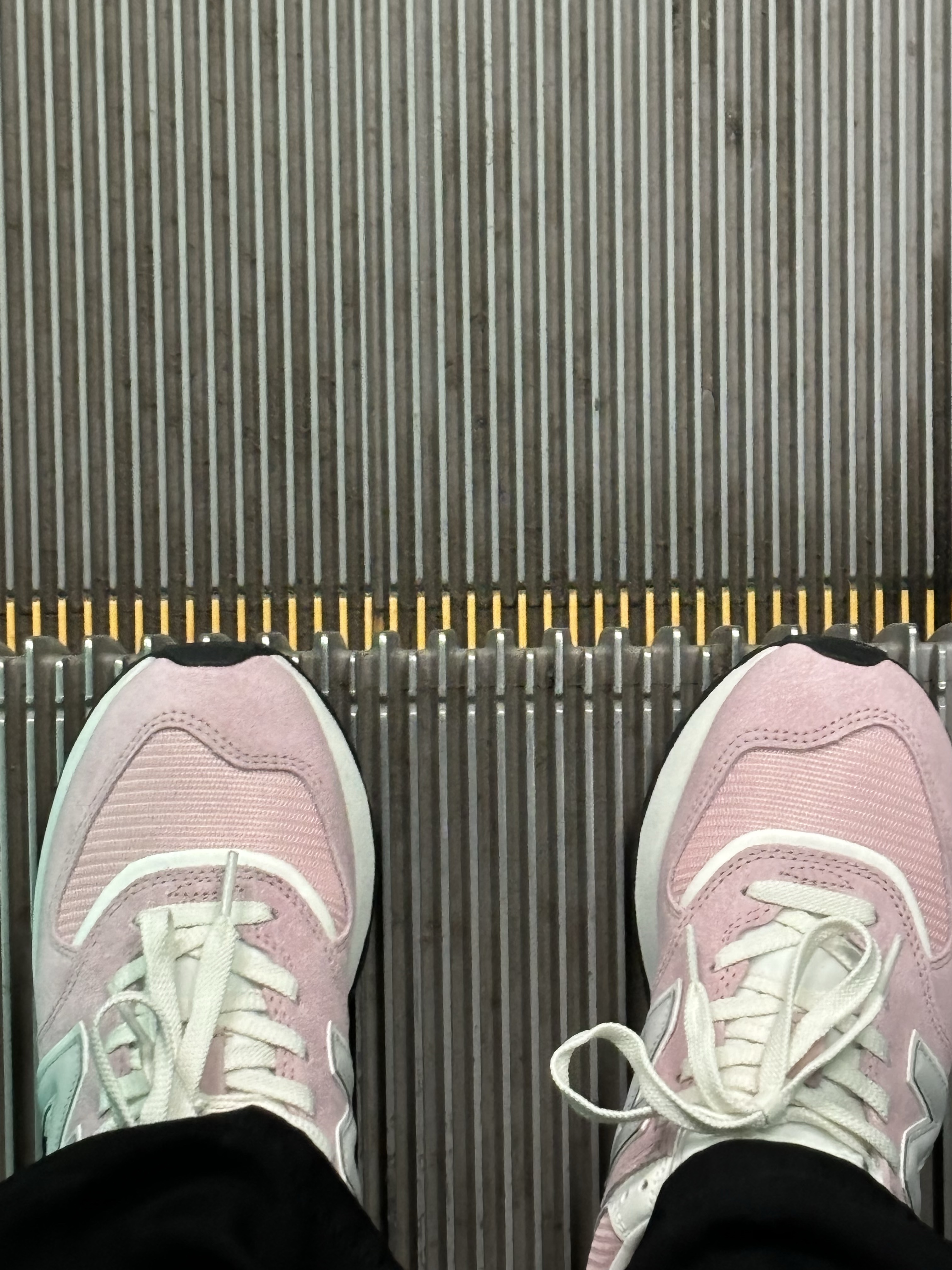 New Balance 574 Legacy Pink 착용 스타일