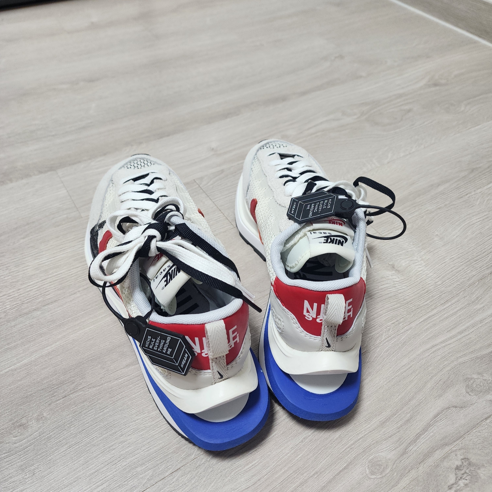 Nike x Sacai VaporWaffle Royal Fuchsia 착용 스타일 - 2