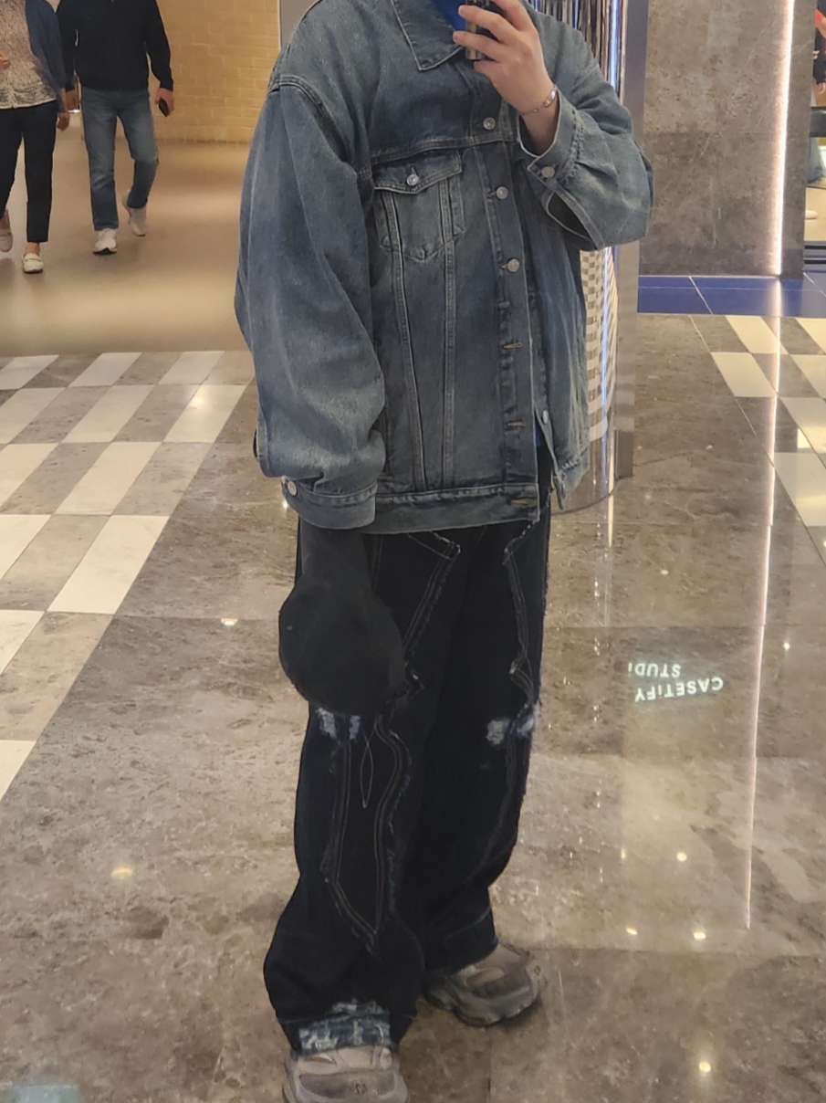 Balenciaga Back Logo Oversized Denim Jacket Blue 착용 스타일