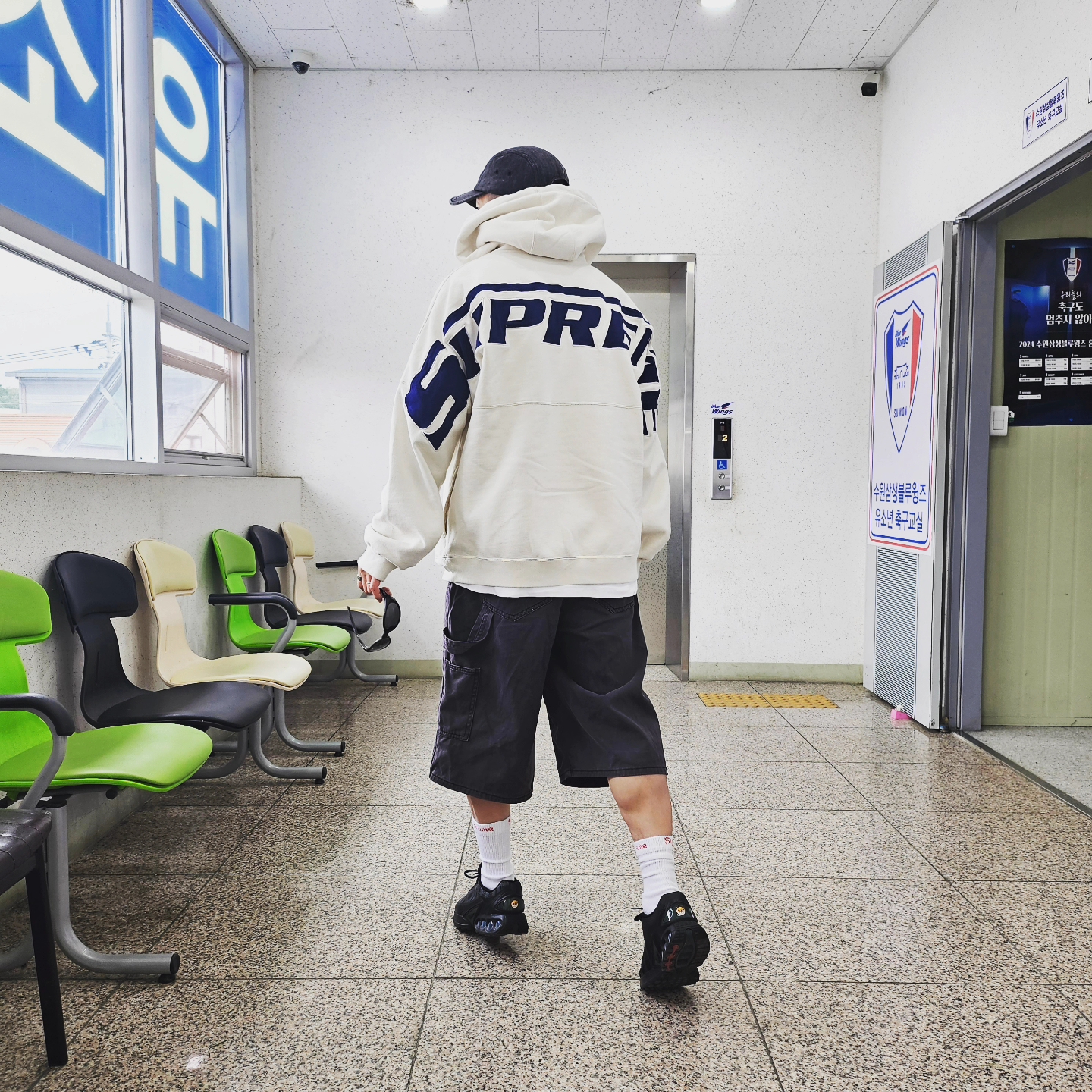 Supreme Denim Camp Cap Washed Black - 22FW, Supreme Wrapped Half Zip Hooded Sweatshirt Stone - 24SS 착용 스타일 - 1