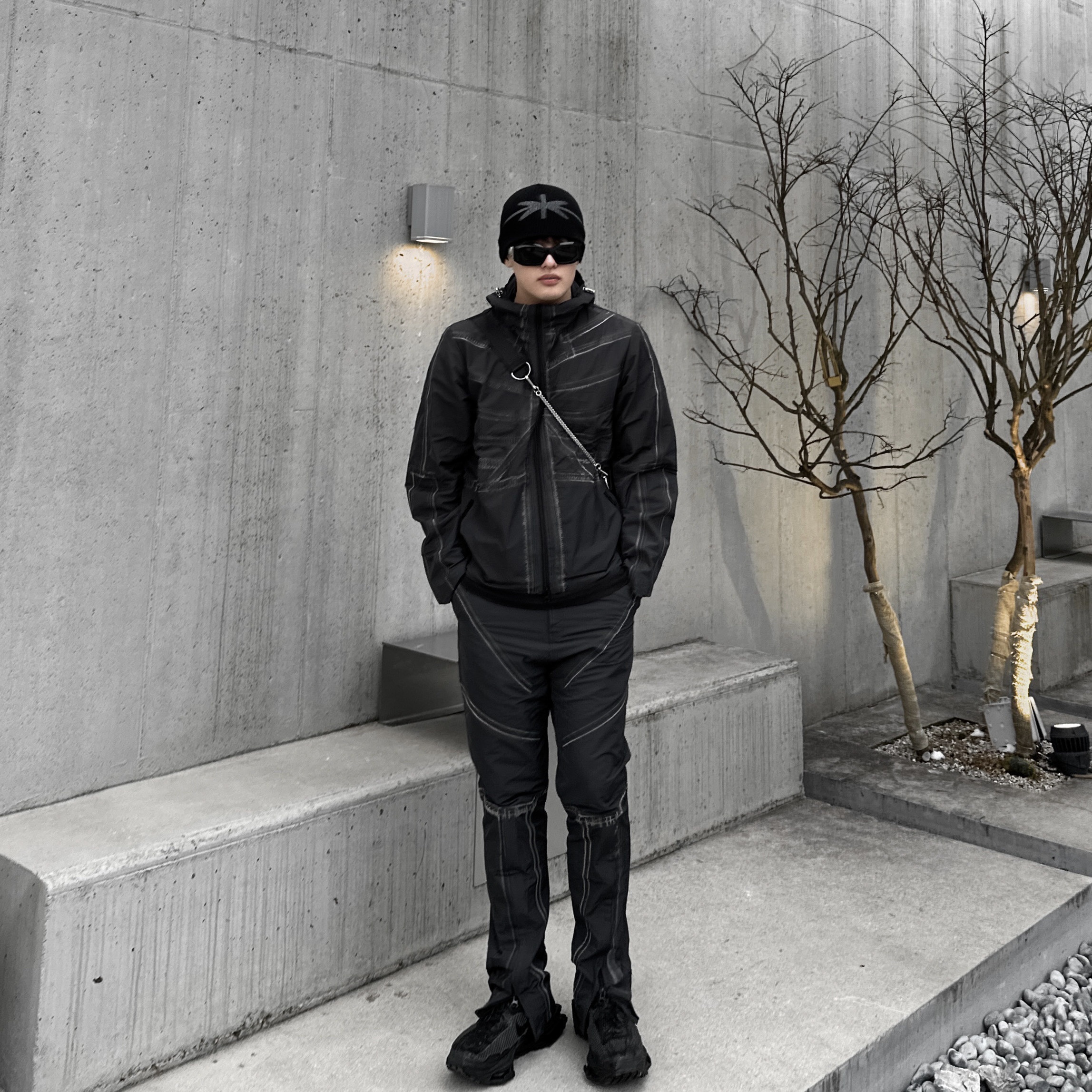 Surgery Skeleton Sealed Trousers Dark Grey, Nike x Matthew M Williams Zoom 004 Triple Black 착용 스타일 - 1