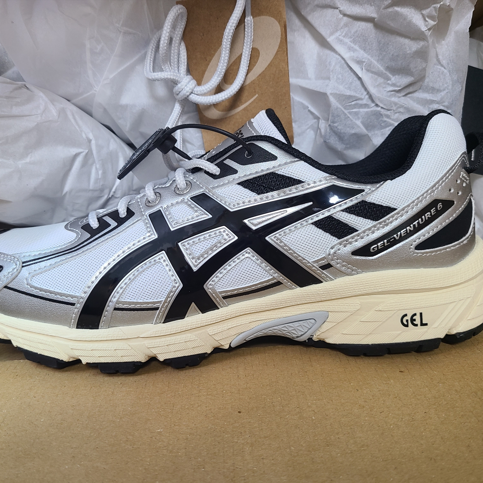 Asics Gel-Venture 6 White Black 착용 스타일 - 1