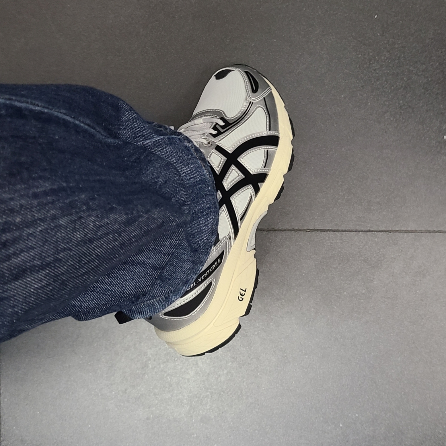 Asics Gel-Venture 6 White Black 착용 스타일 - 2