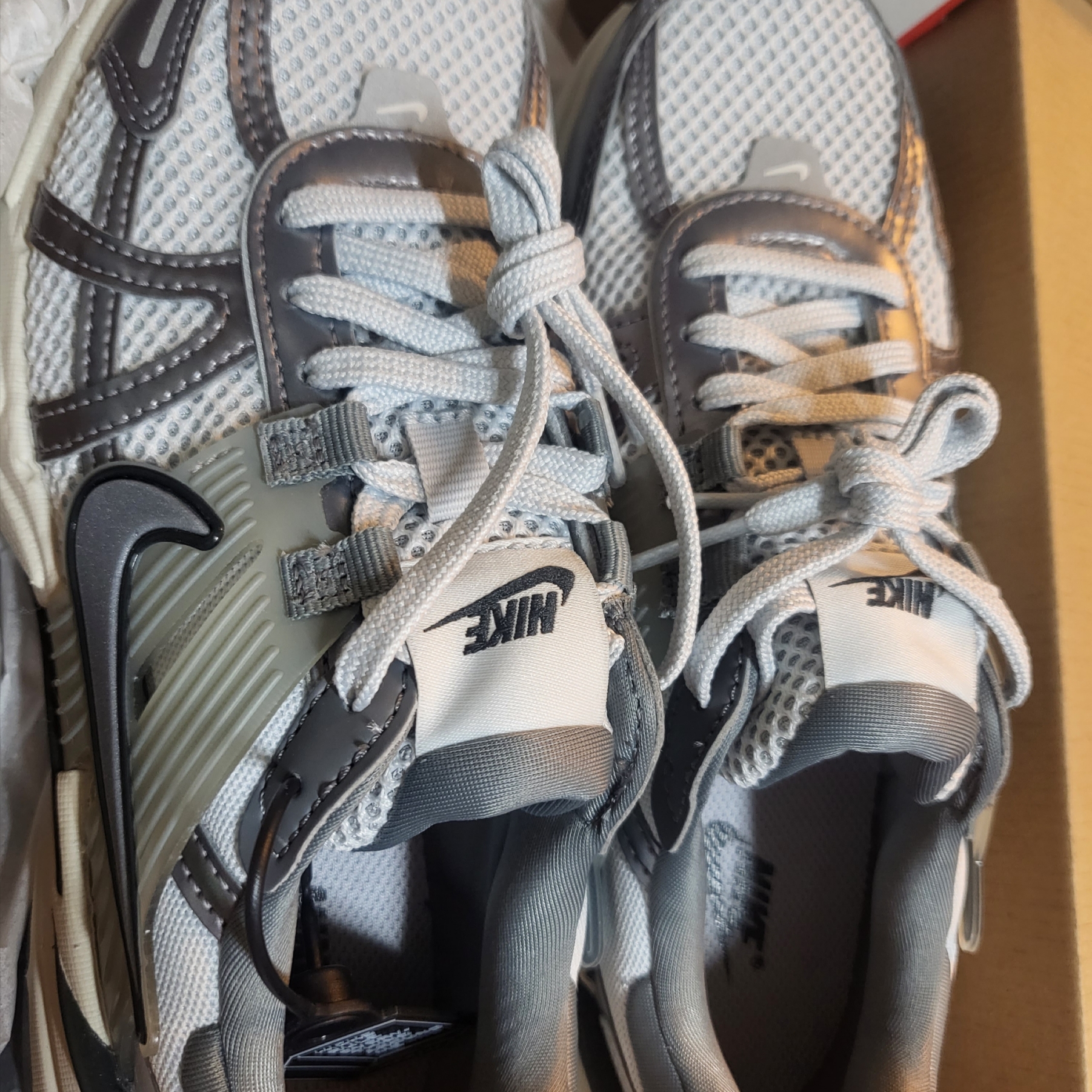 Nike V2K Run Pure Platinum Wolf Grey 착용 스타일 - 1