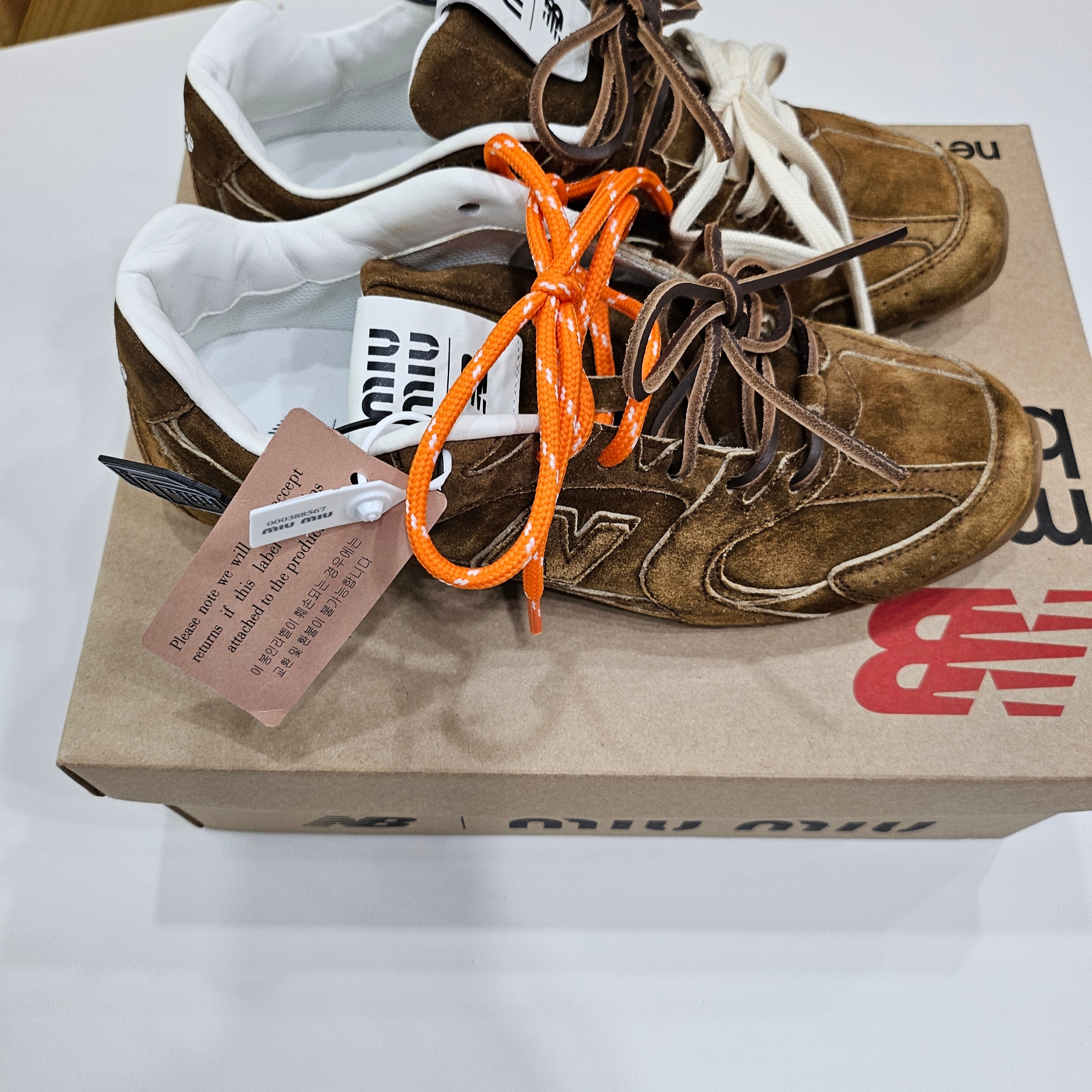 (W) New Balance x Miu Miu 530 Suede Mesh Sneakers Cinnamon 착용 스타일 - 3