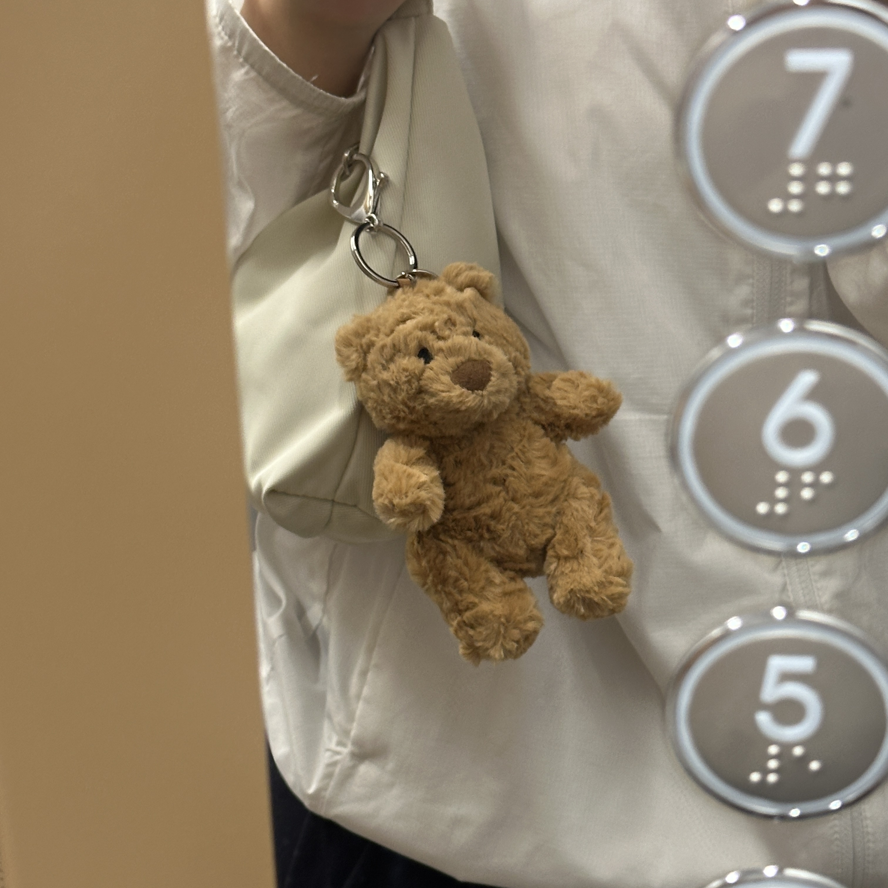 Jellycat Bartholomew Bear Bag Charm Brown 착용 스타일