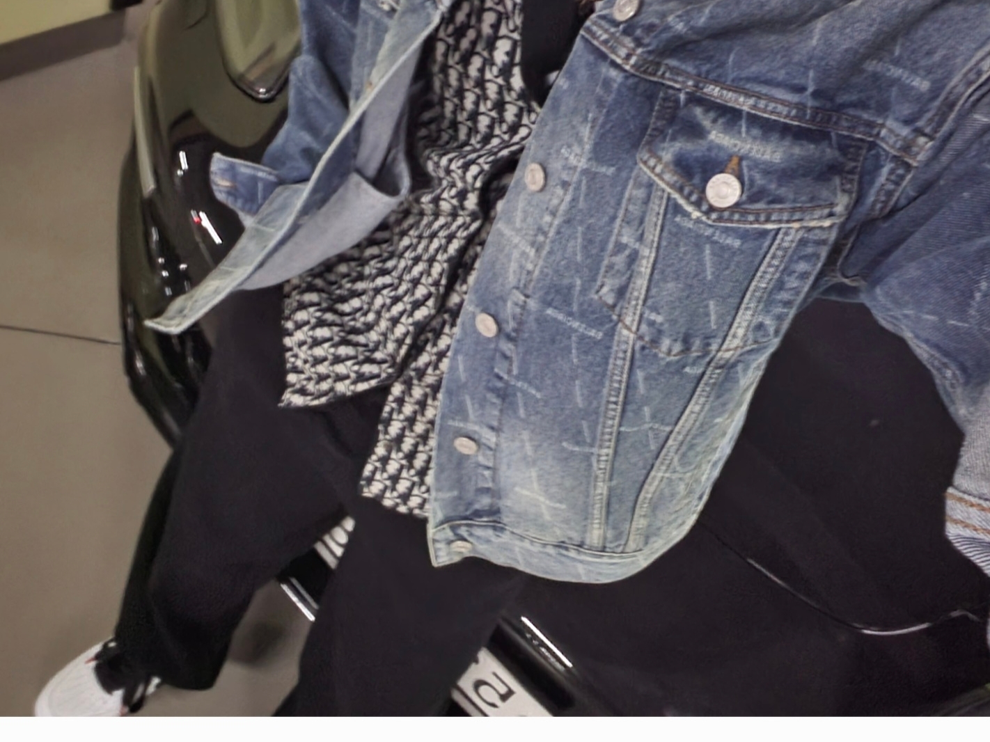 Dior Overshirt Dior Oblique Kasuri Cotton Denim Blue White, (W) Balenciaga Allover Logo Denim Jacket Blue 착용 스타일 - 1