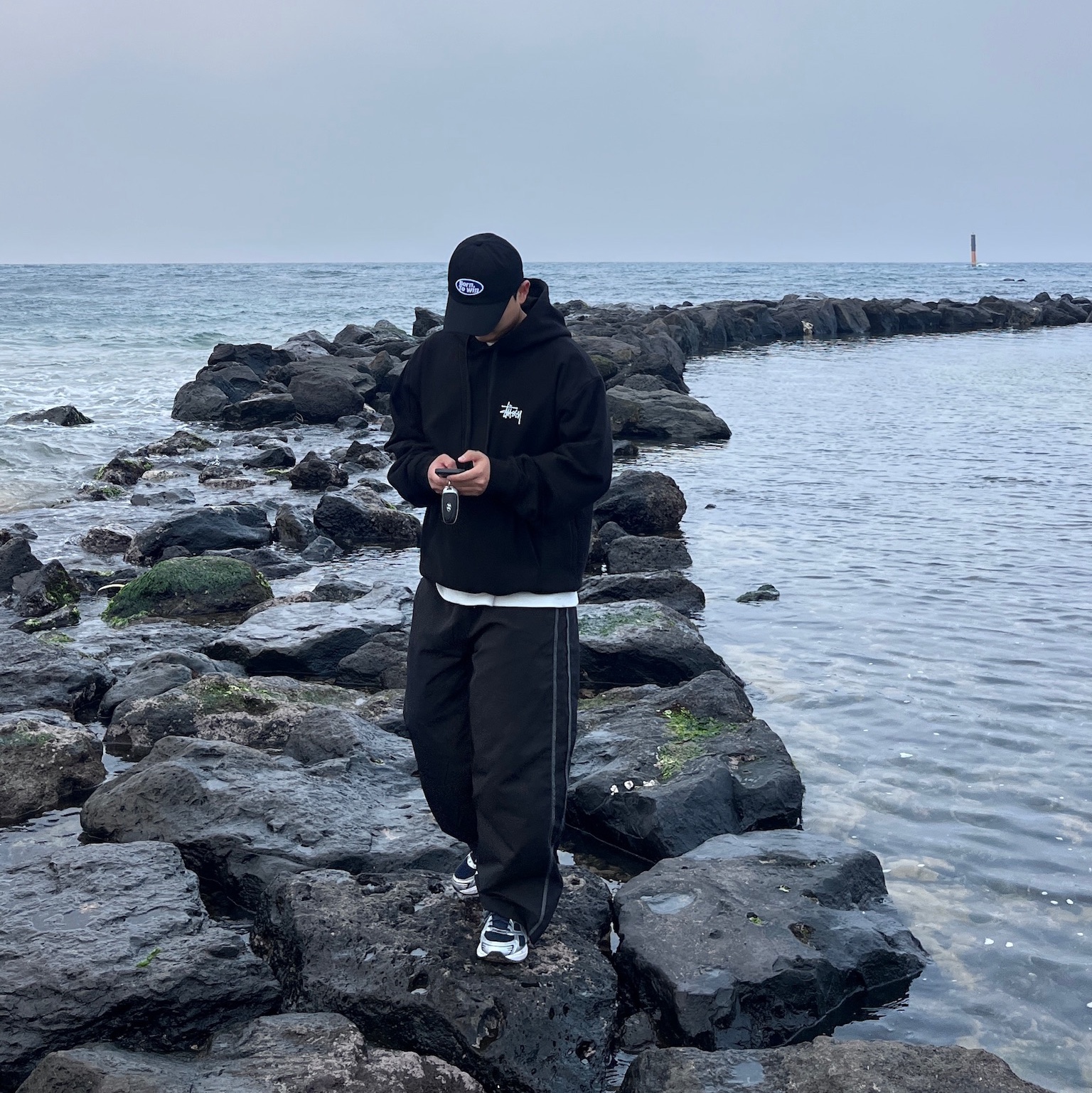 Stussy Basic Stussy Hoodie Black, True Religion Vision Logo T-Shirt Melange Grey 착용 스타일 - 1