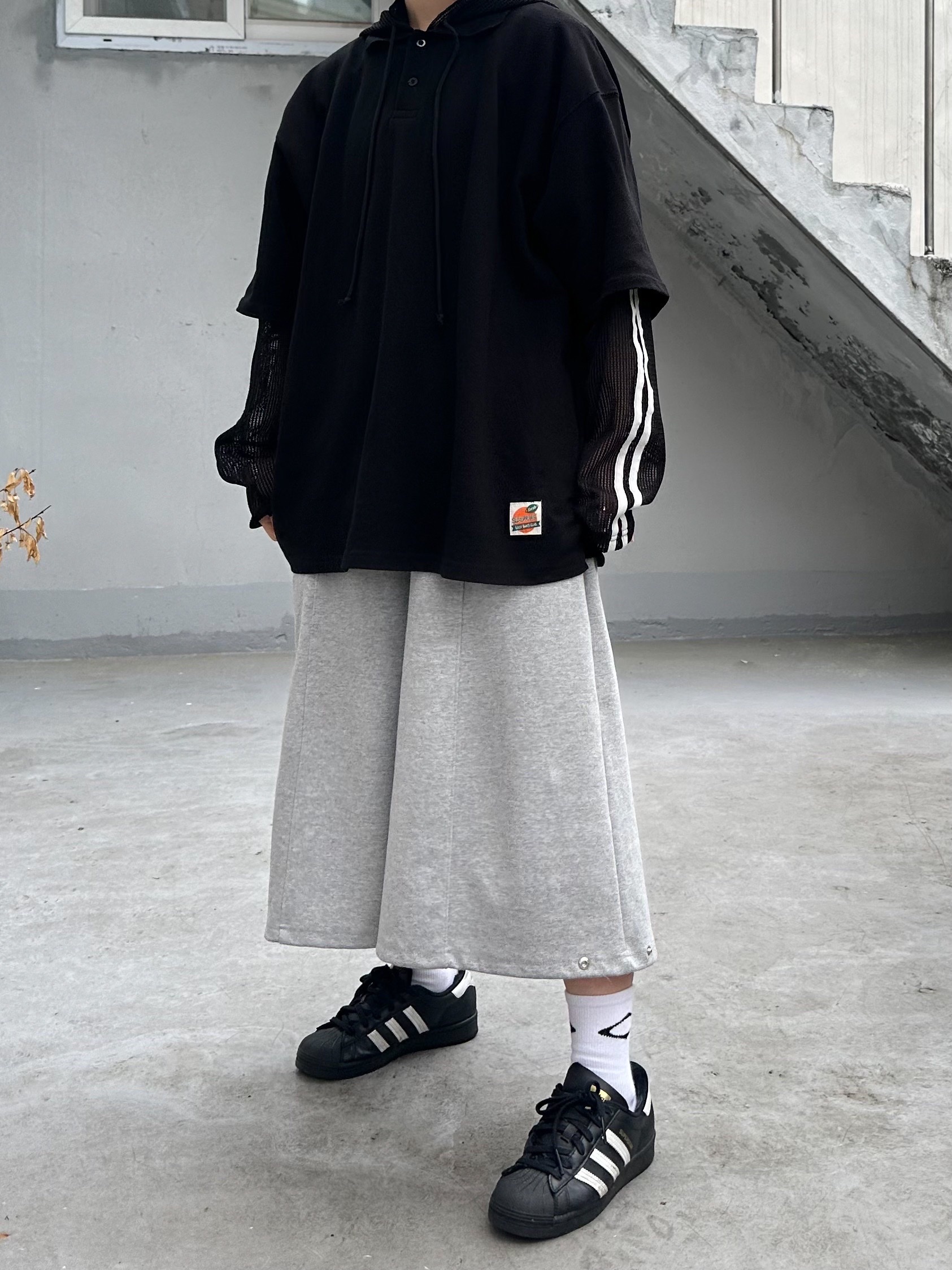 Adidas Superstar Core Black White 착용 스타일 - 8