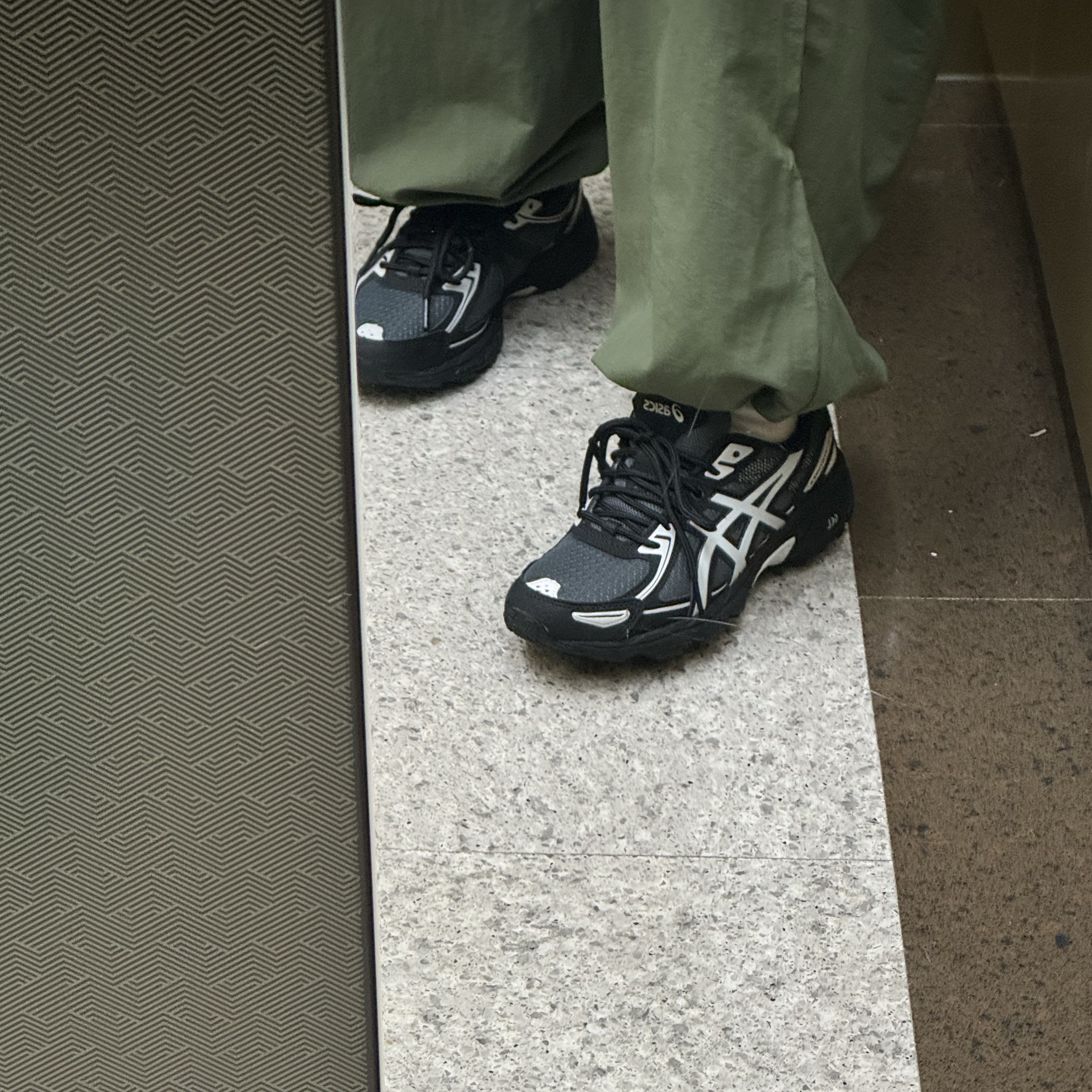 Asics Gel-Venture 6 White Black, Asics Gel-Venture 6 Carrier Grey 착용 스타일 - 2