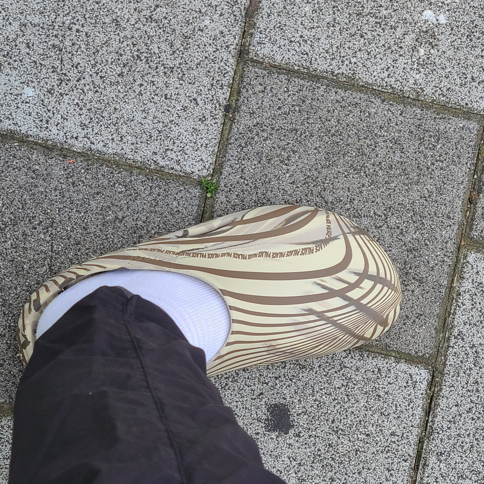 Crocs x Palace Recovery Clog Bone Multi 착용 스타일 - 1