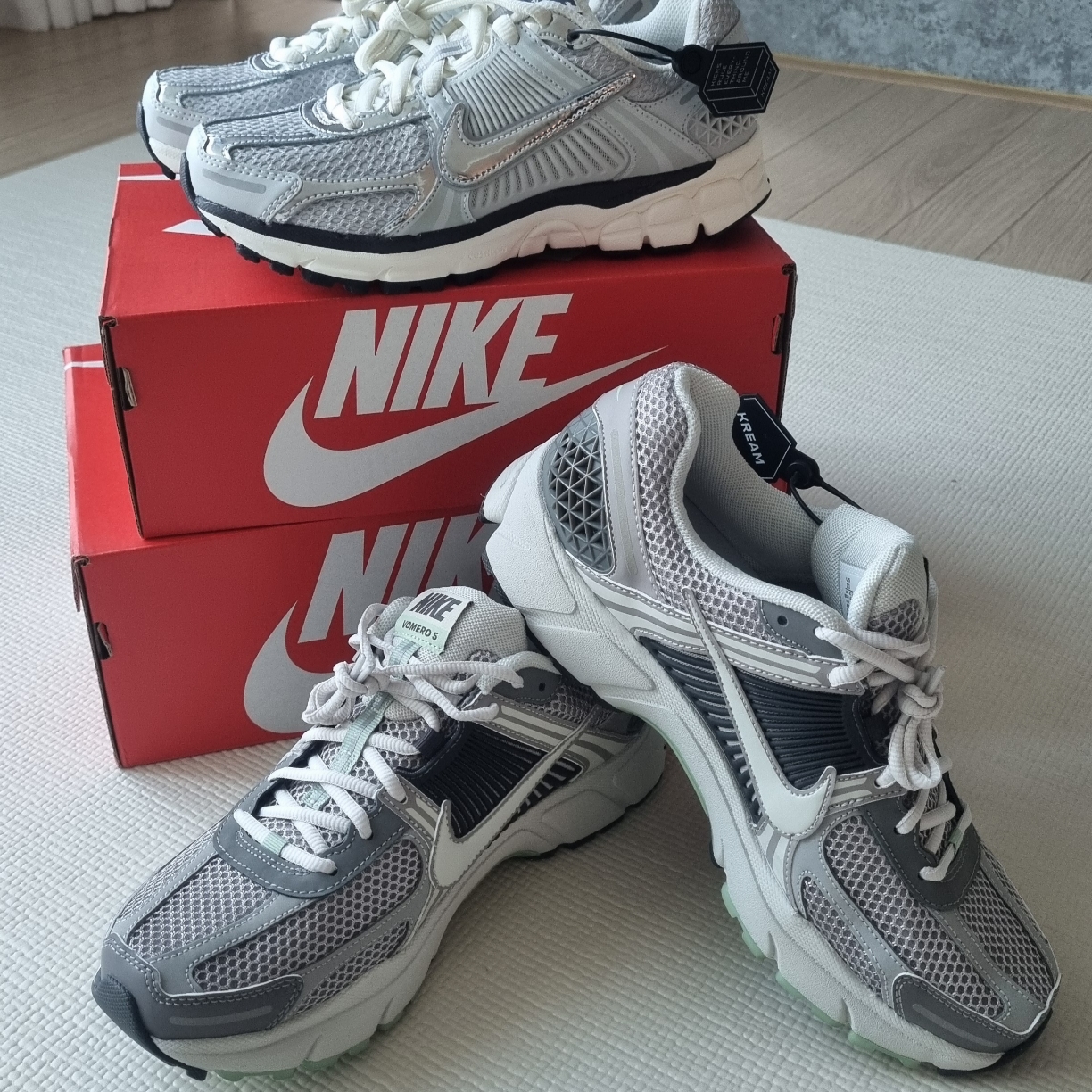 (W) Nike Zoom Vomero 5 Photon Dust and Metallic Silver 착용 스타일
