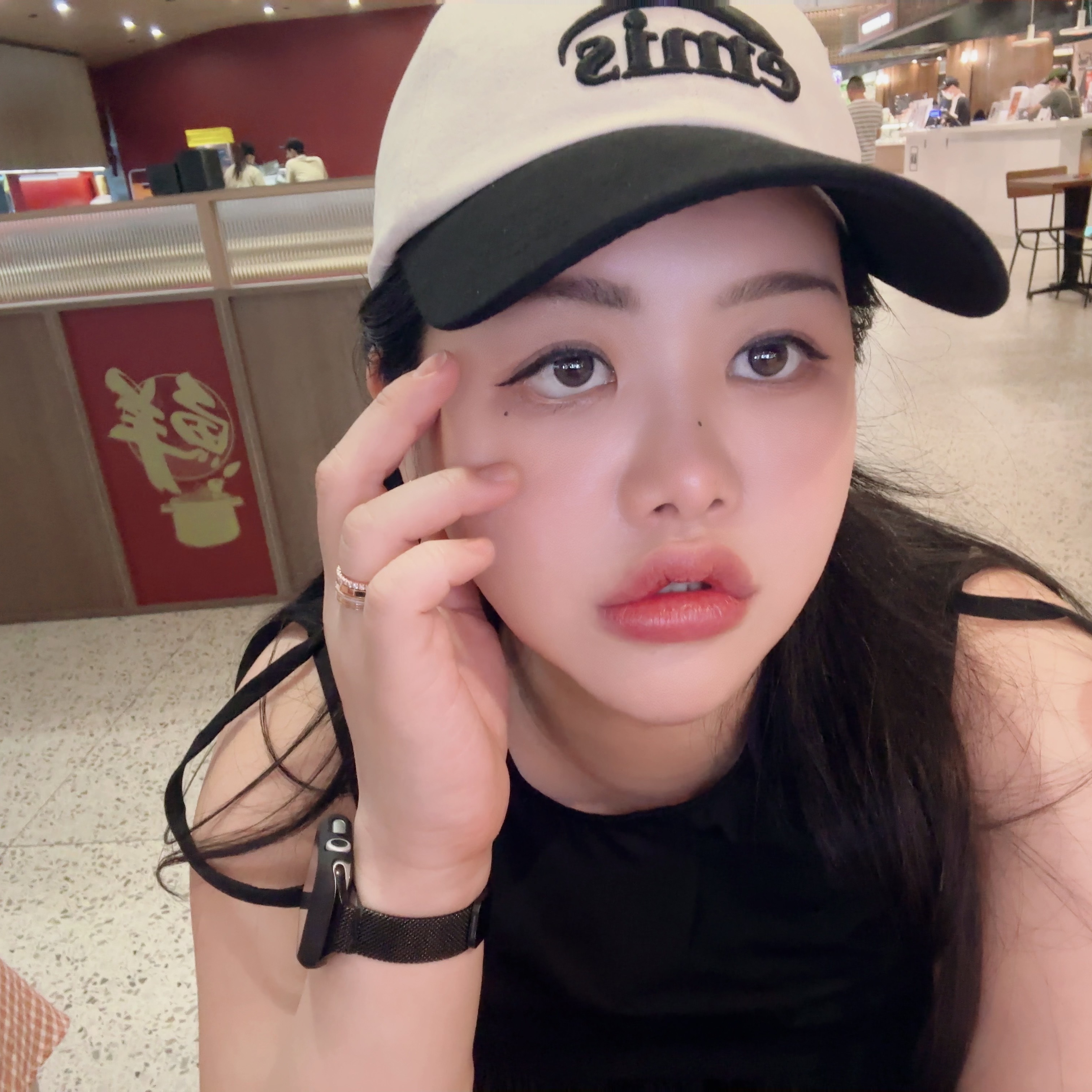 Emis New Logo Ball Cap Two Tone Black 착용 스타일