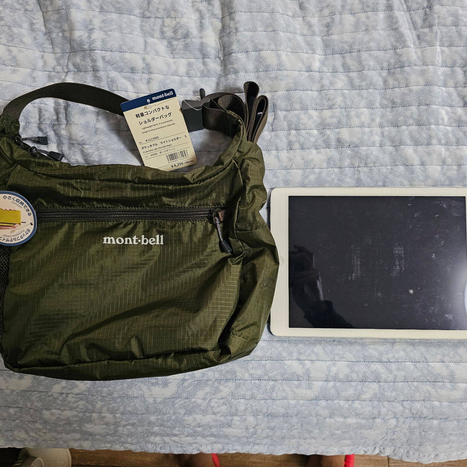Montbell Pocketable Light Shoulder Bag Small Khaki Green 착용 스타일 - 2