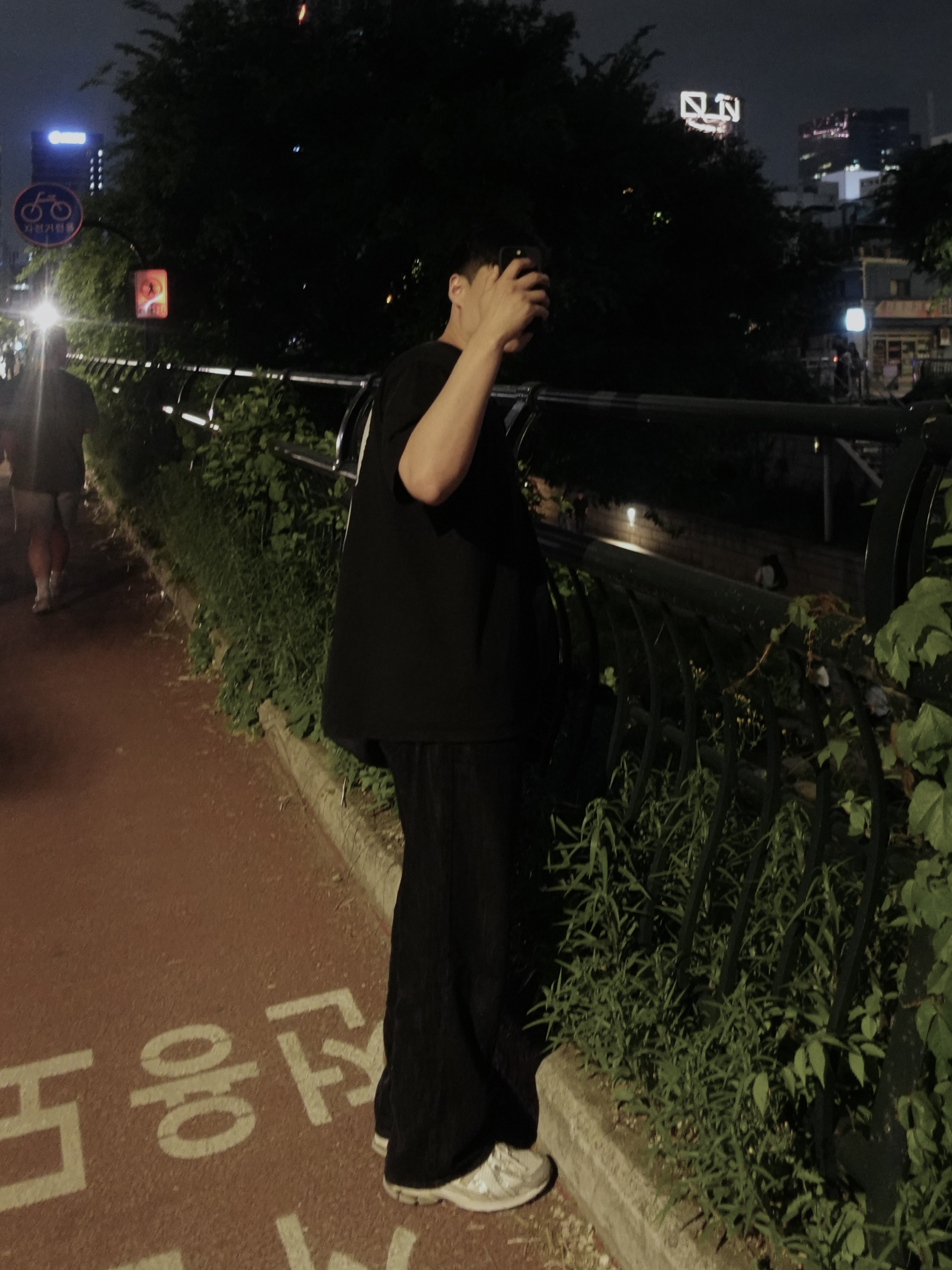 Stussy 8 Ball Pigment Dyed T-Shirt Black, New Balance 1906R White Metallic Silver 착용 스타일 - 2