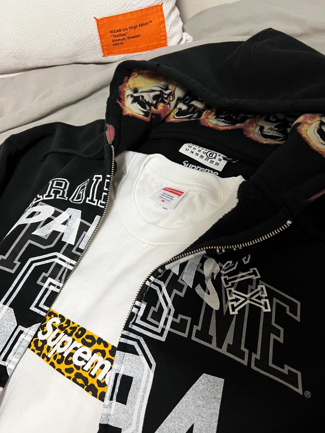 Supreme Shanghai Box Logo T-Shirt White - 24SS, Supreme x MM6 Maison Margiela Zip Up Hooded Sweatshirt Black - 24SS 착용 스타일