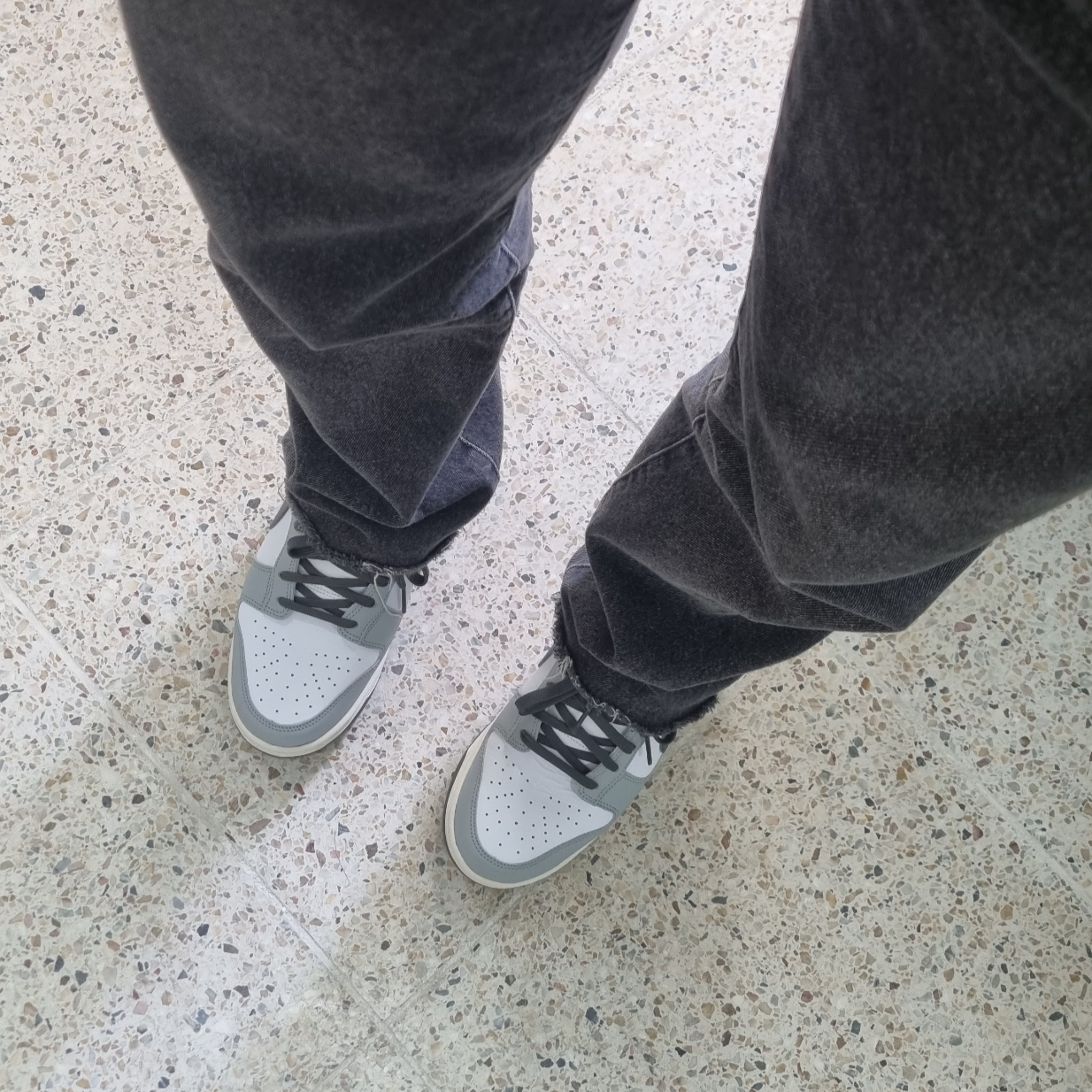 (W) Nike Dunk Low Light Smoke Grey 착용 스타일 - 1