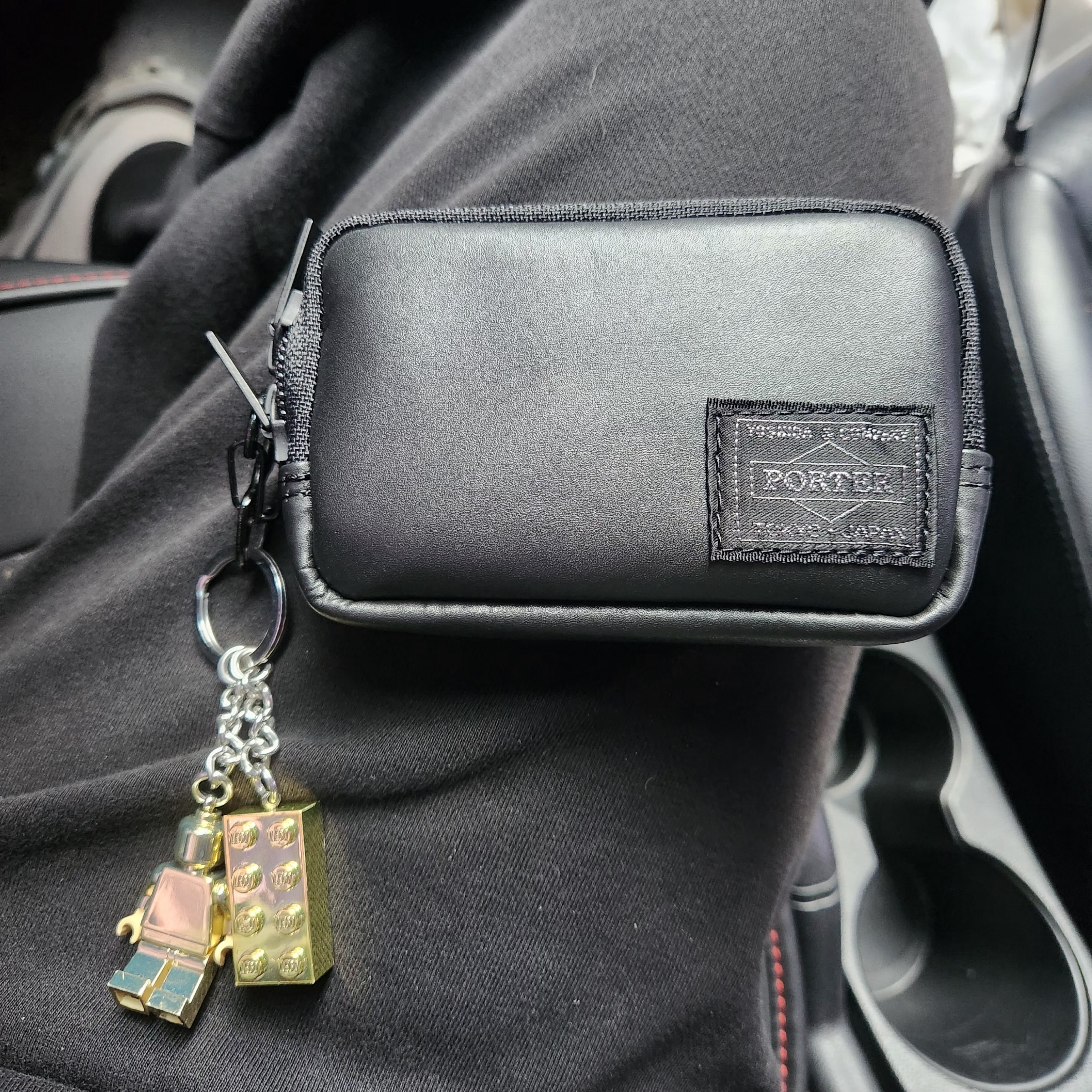 Porter Aloof Coin Case Black 착용 스타일