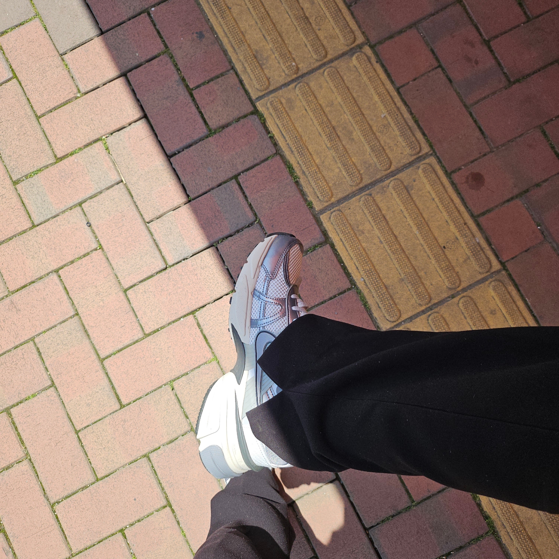 Nike V2K Run Pure Platinum Wolf Grey 착용 스타일