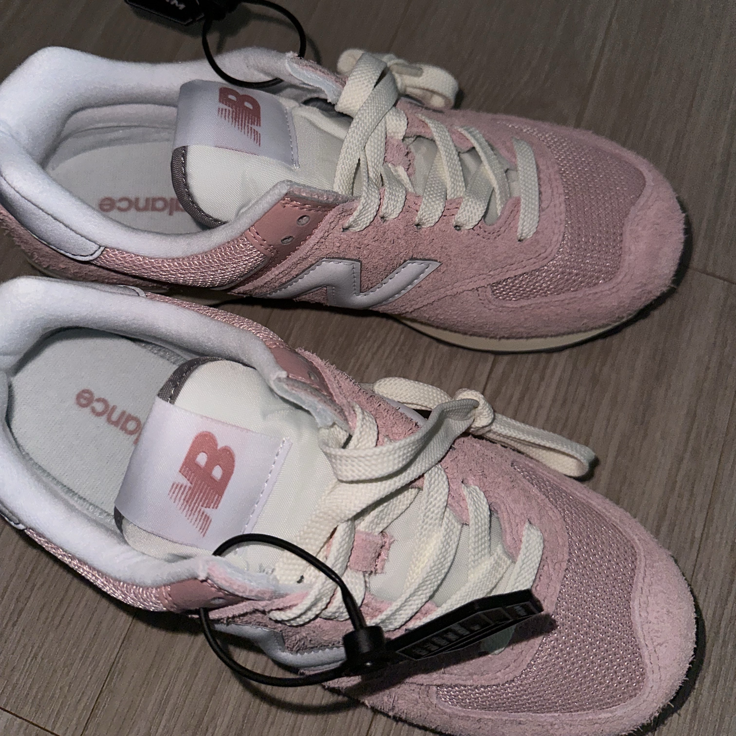 New Balance 574 Heritage Mellow Pink 착용 스타일 - 3