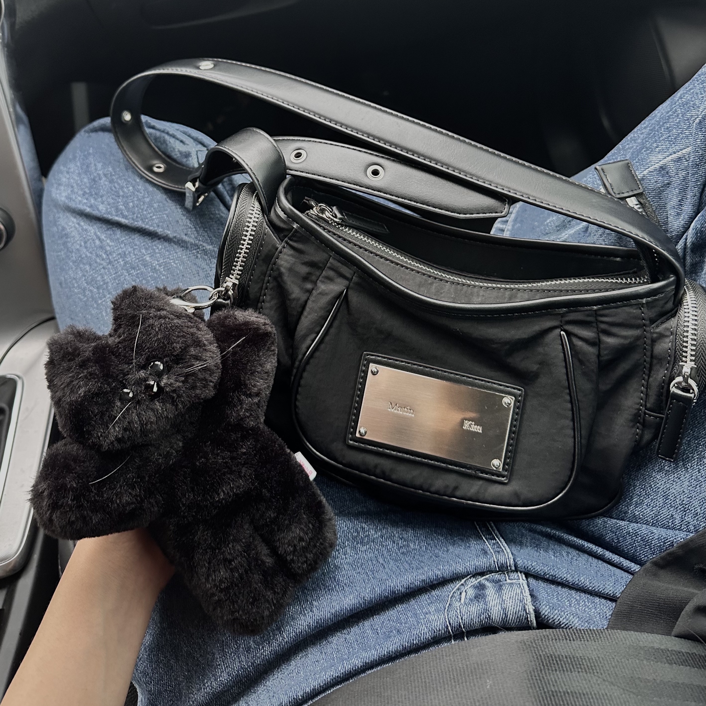 Lelbobrown Little Cat Keyring Black, Matin Kim Madeleine Round Bag Black 착용 스타일 - 1