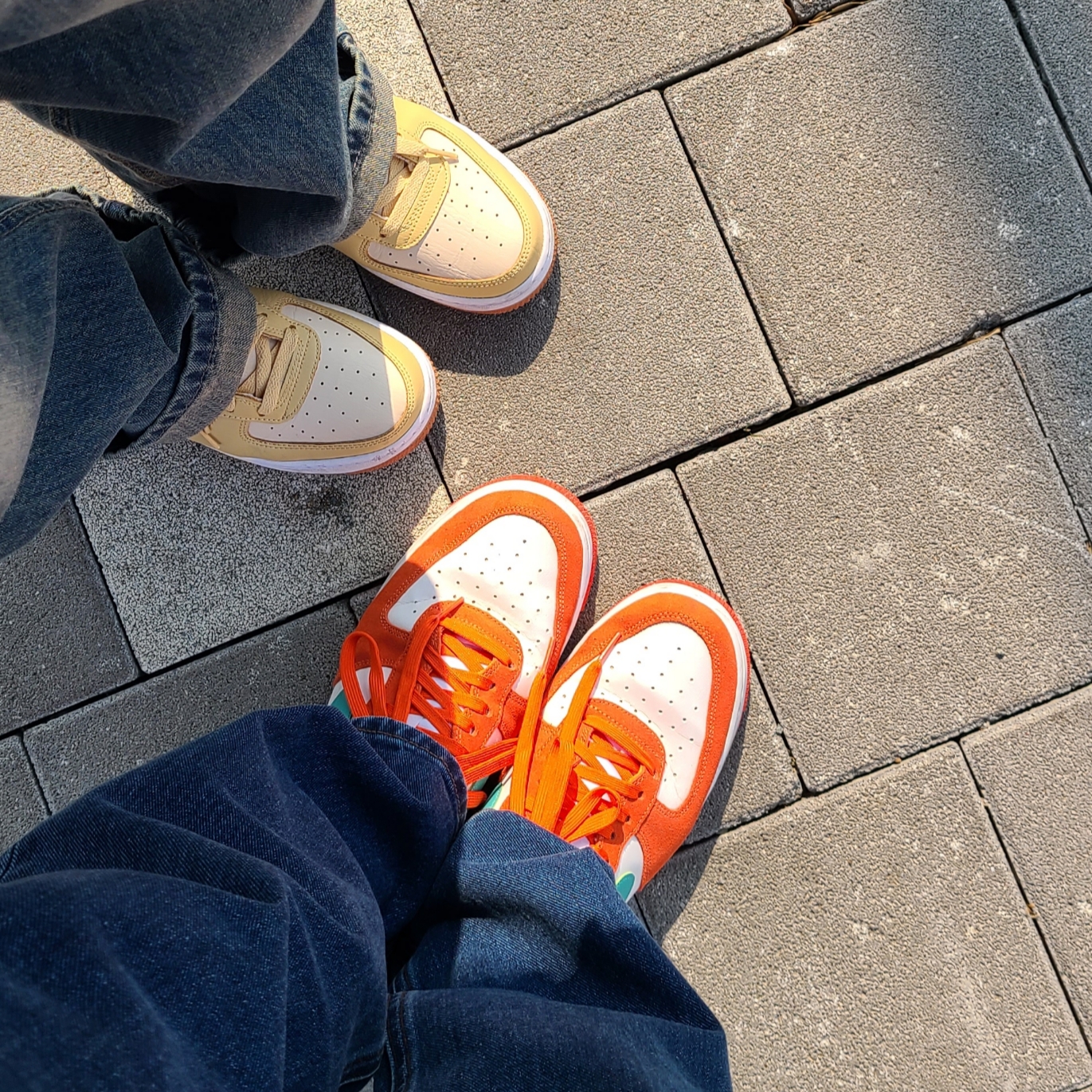 Nike Air Force 1 '07 LV8 Athletic Club Rush Orange Washed Teal 착용 스타일 - 2
