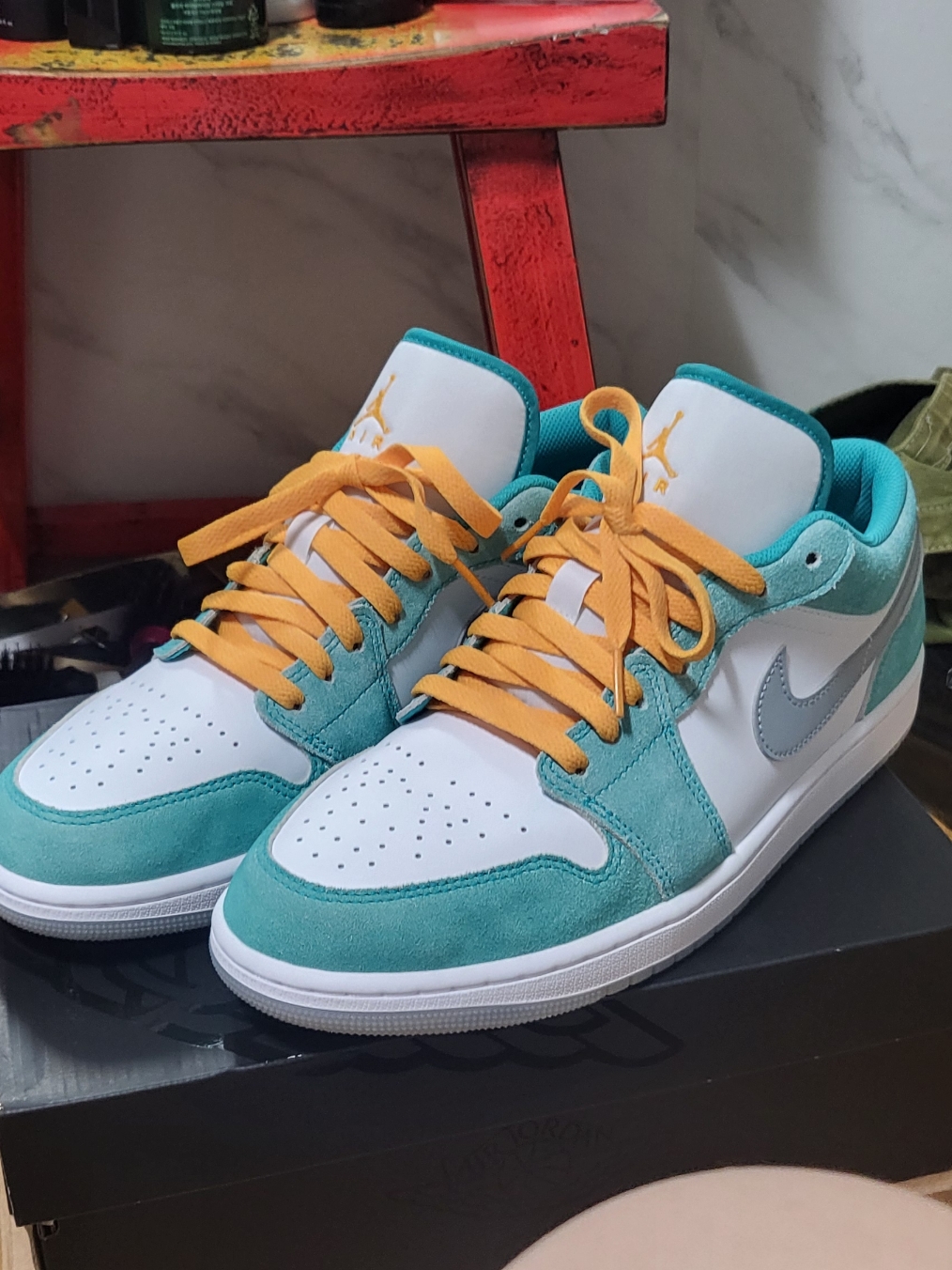 Jordan 1 Low SE New Emerald 착용 스타일 - 5