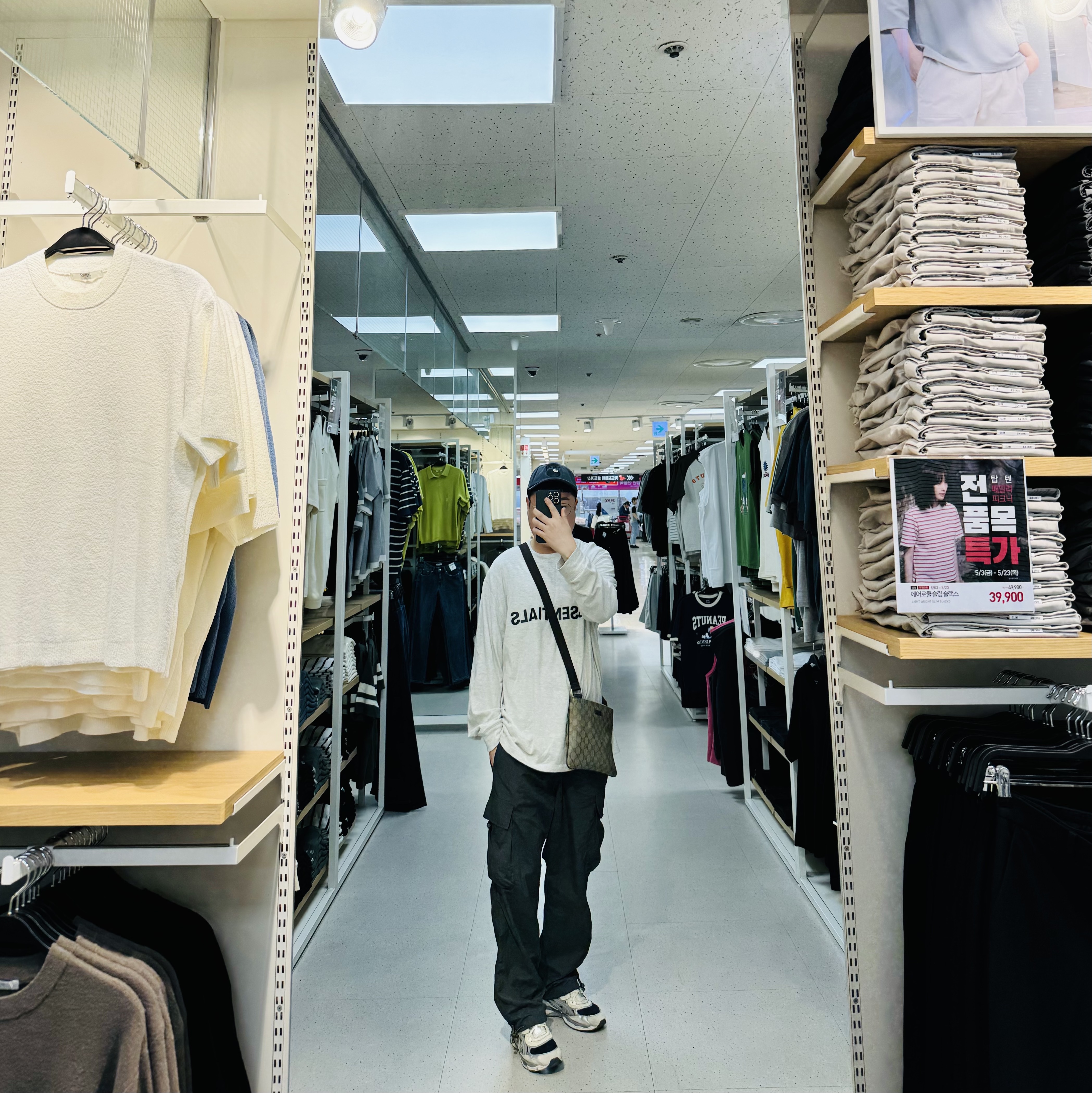 Stussy Stock 8 Ball Low Pro Cap Dark Grey, Essentials 3D Silicon Applique Boxy Long Sleeve T-Shirt Oatmeal/Oatmeal Heather/Light Heather Oatmeal 2020 착용 스타일 - 1