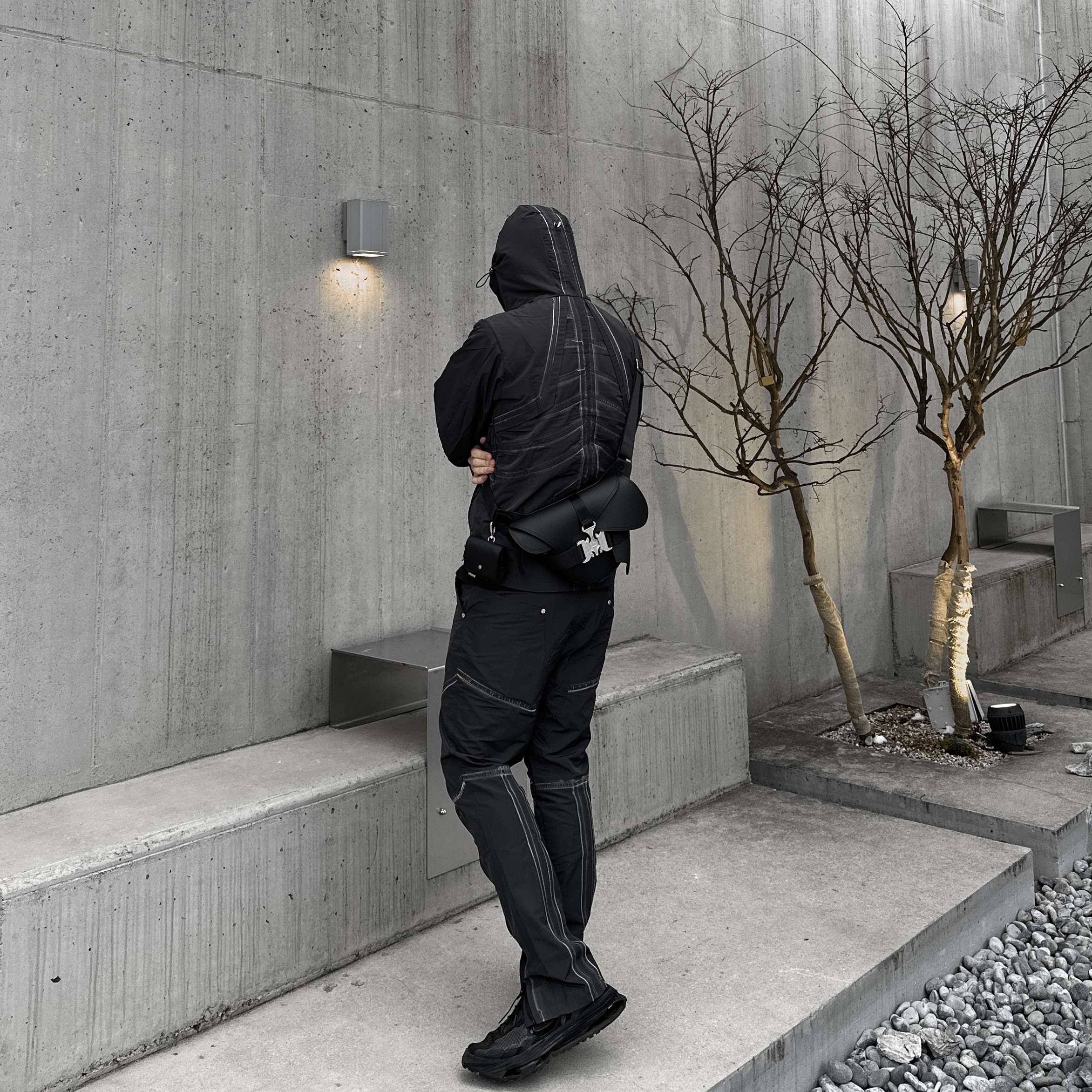 Surgery Skeleton Sealed Trousers Dark Grey, Nike x Matthew M Williams Zoom 004 Triple Black 착용 스타일 - 3